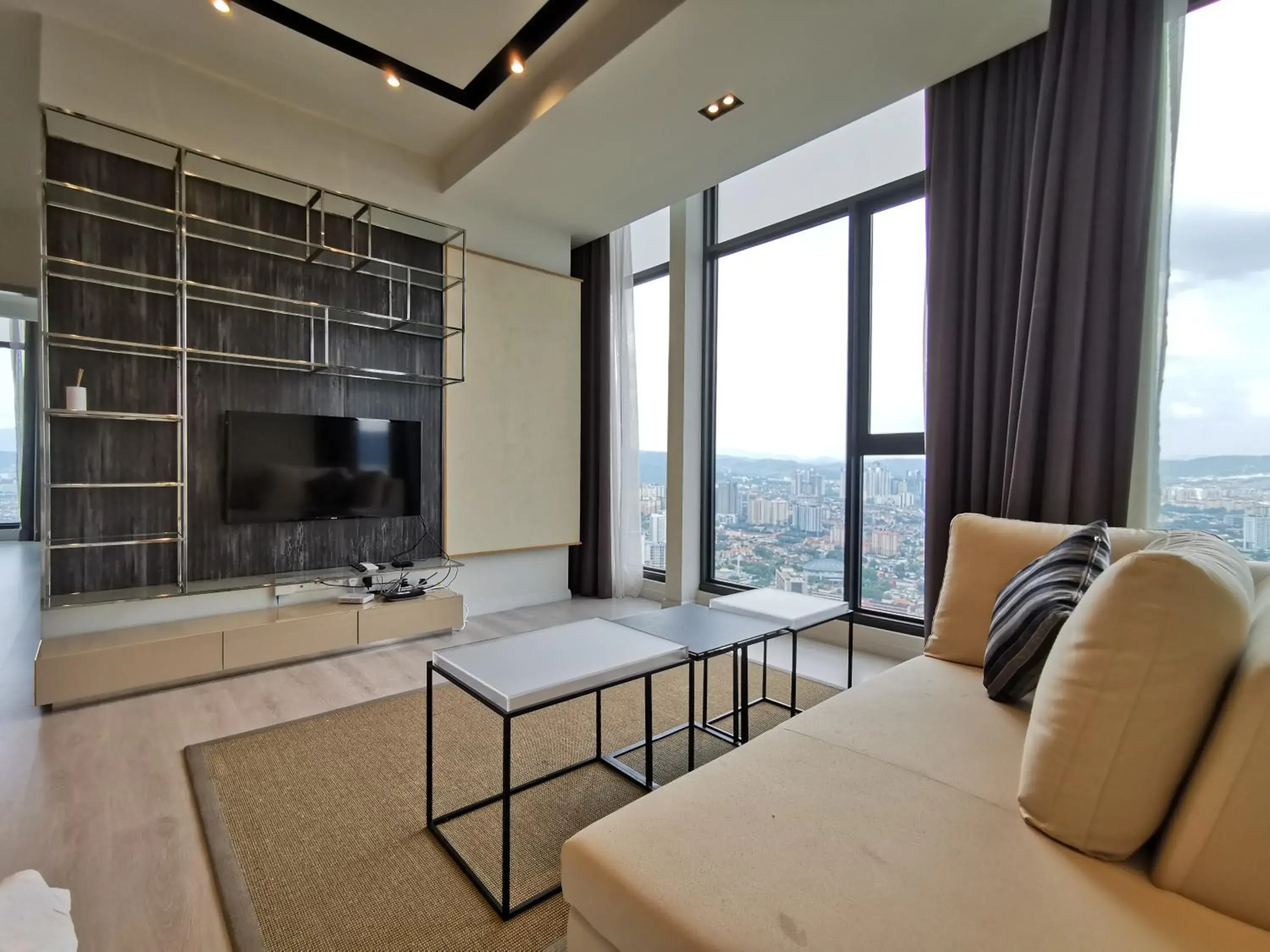 Suite with City View in Expressionz Professional Suites by AURORA SUMMER SUITES Suite with City View in Expressionz Professional Suites by AURORA SUMMER SUITES