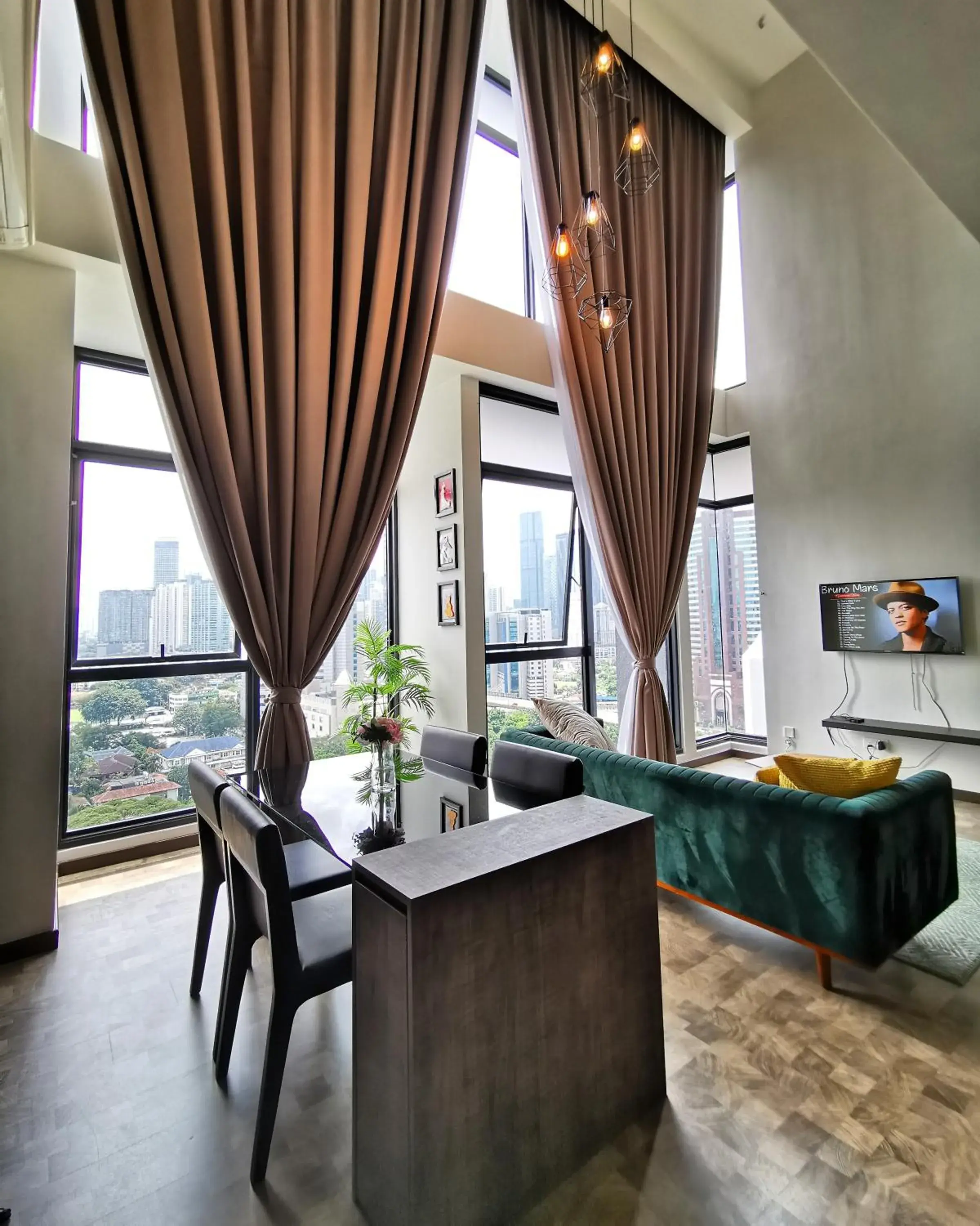 Deluxe Suite in Expressionz Professional Suites by AURORA SUMMER SUITES Deluxe Suite in Expressionz Professional Suites by AURORA SUMMER SUITES