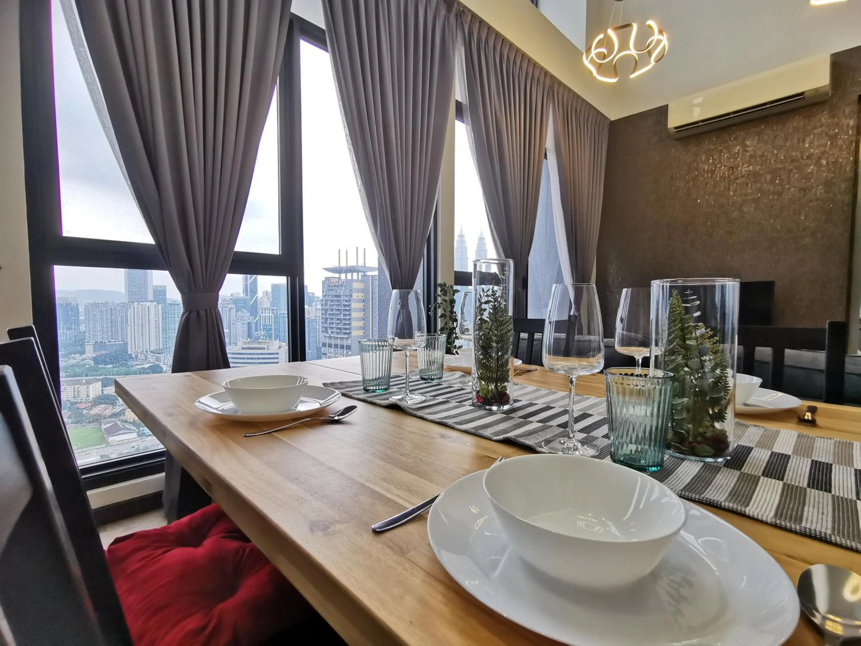 Expressionz Professional Suites by AURORA SUMMER SUITES