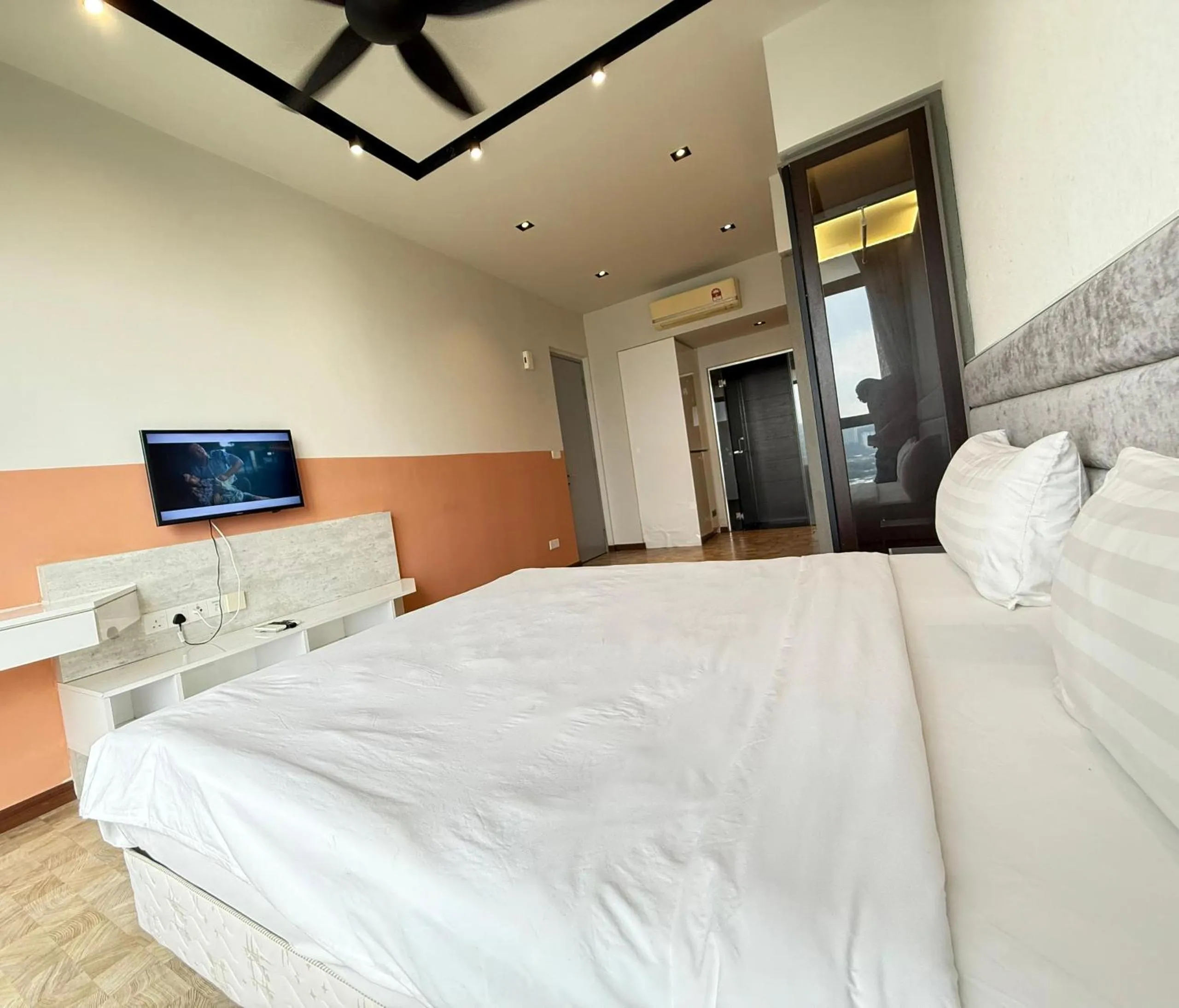 Bed in Expressionz Professional Suites by AURORA SUMMER SUITES