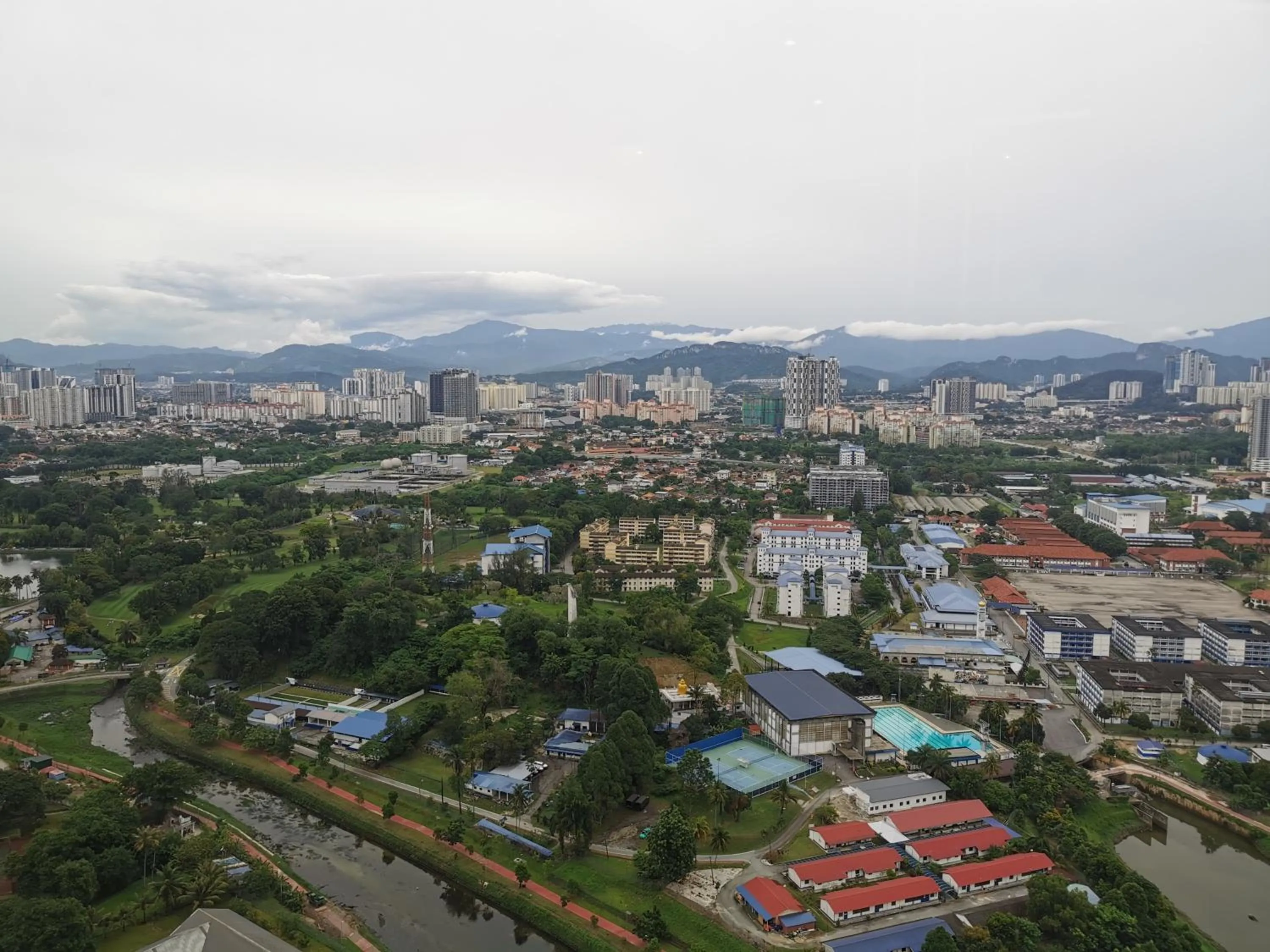 Expressionz Professional Suites by AURORA SUMMER SUITES