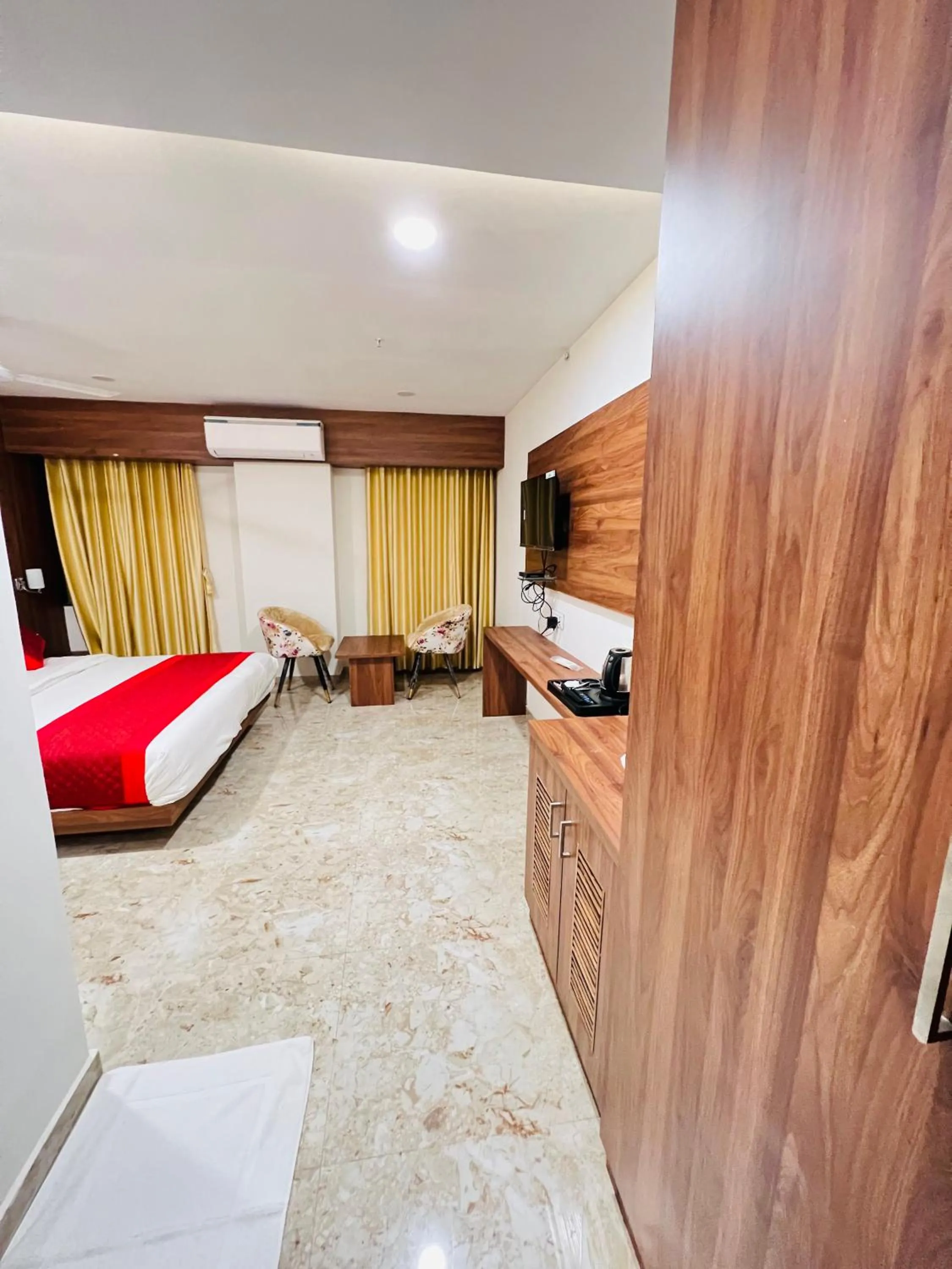 View (from property/room), Bed in LEELA BIZOTEL