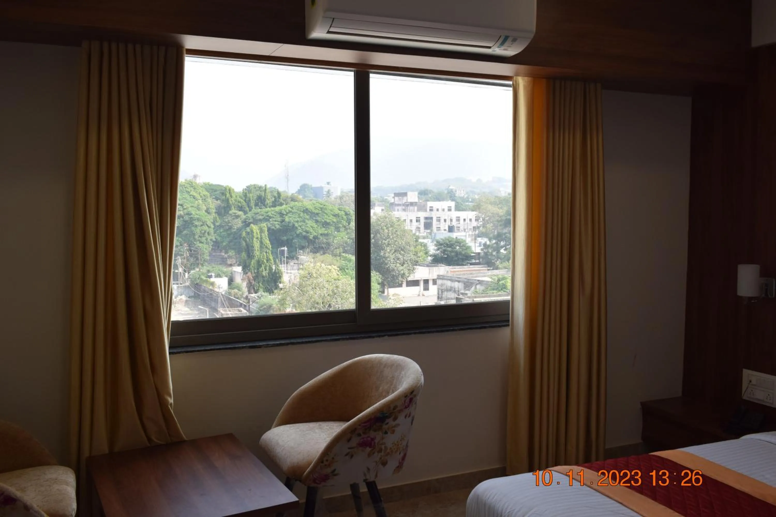 Mountain view, Bed in LEELA BIZOTEL