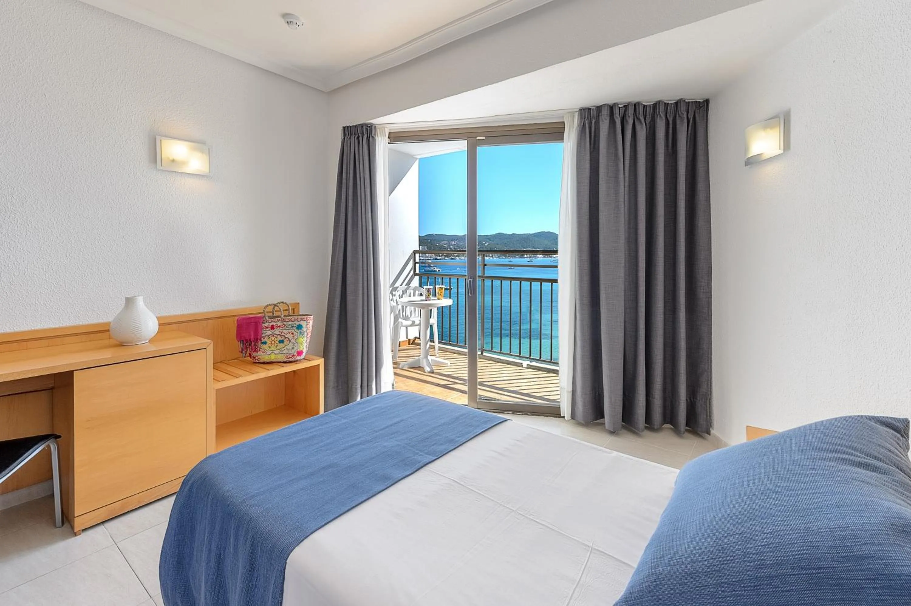 Bedroom, Bed in Hotel Vibra San Remo