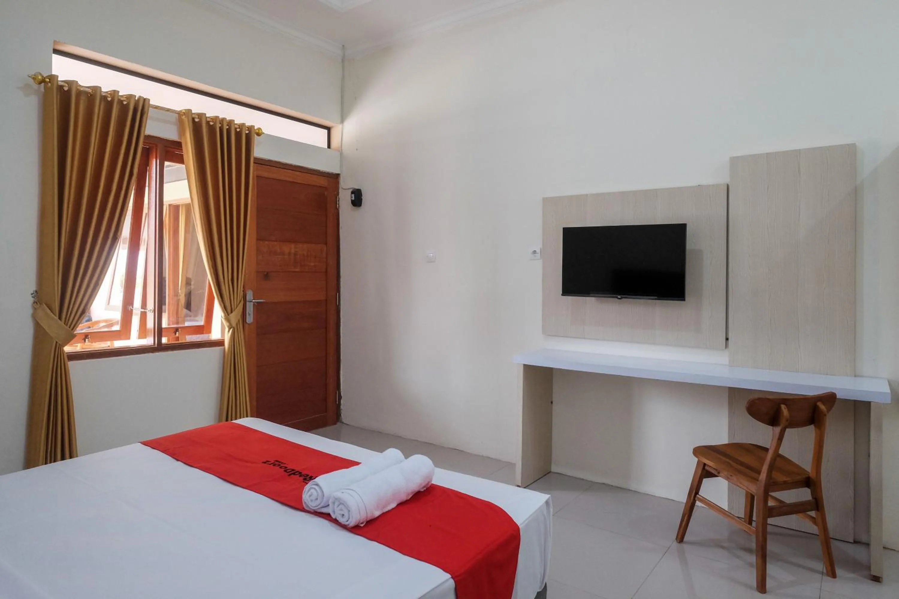 Bedroom, Bed in RedDoorz Plus Syariah at Hotel Indonesia Kajen