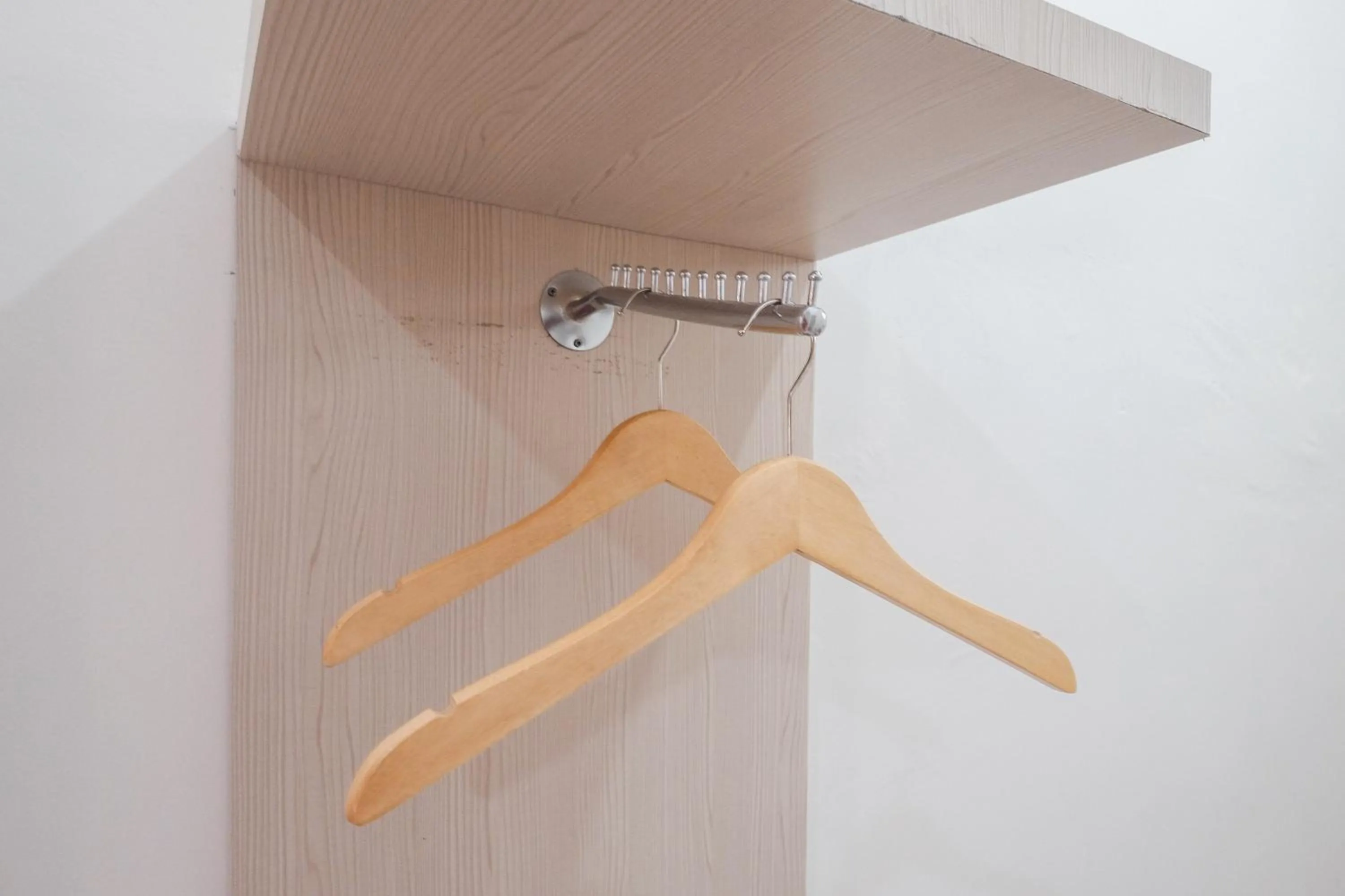 wardrobe in RedDoorz Plus Syariah at Hotel Indonesia Kajen