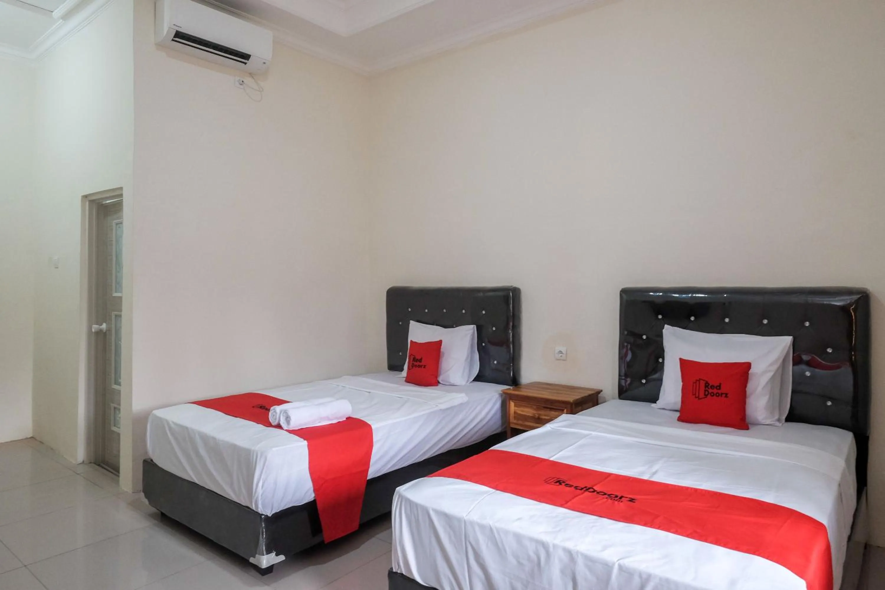 Bedroom, Bed in RedDoorz Plus Syariah at Hotel Indonesia Kajen