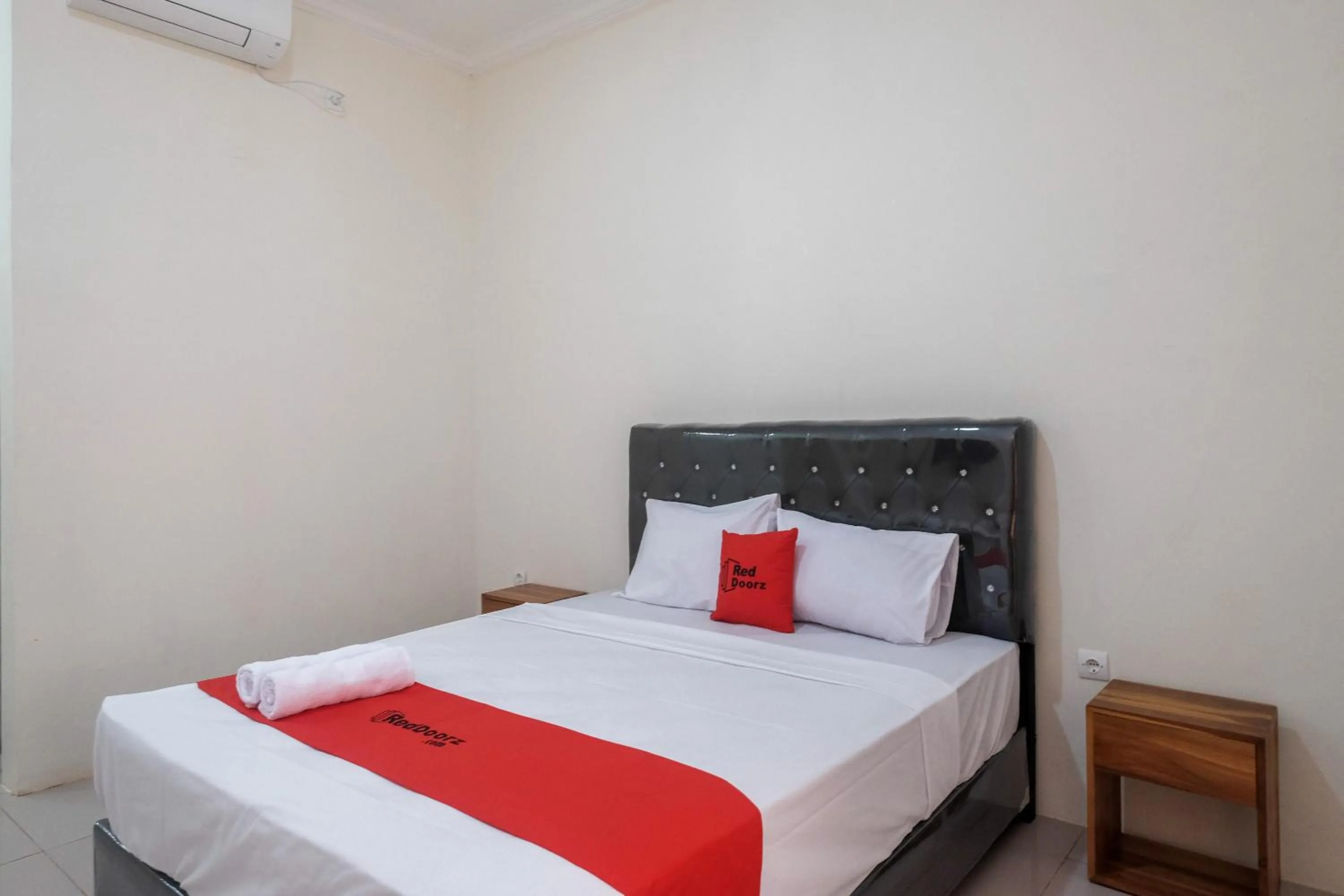 Bedroom, Bed in RedDoorz Plus Syariah at Hotel Indonesia Kajen