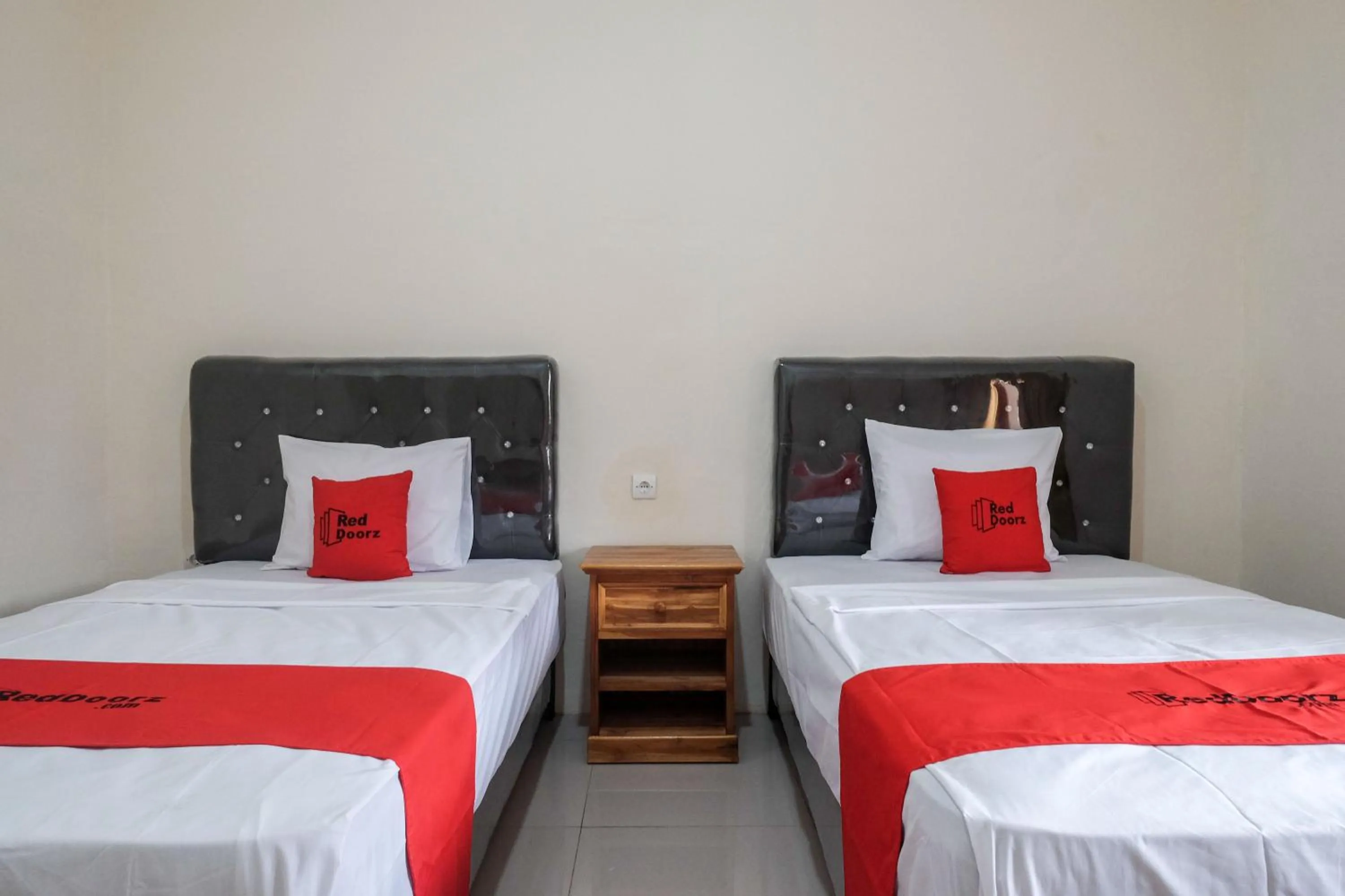 Bedroom, Bed in RedDoorz Plus Syariah at Hotel Indonesia Kajen