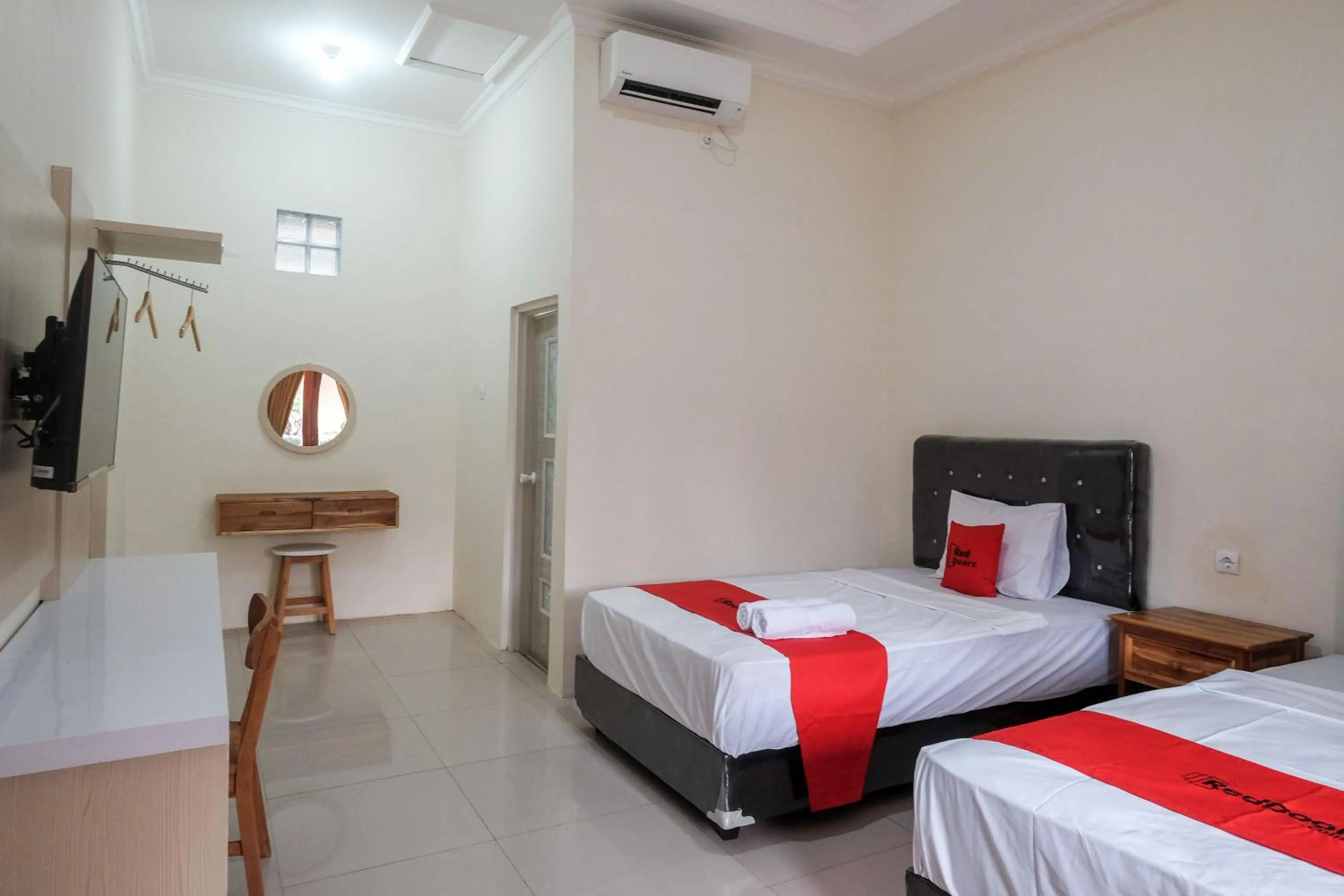 Bedroom, Bed in RedDoorz Plus Syariah at Hotel Indonesia Kajen