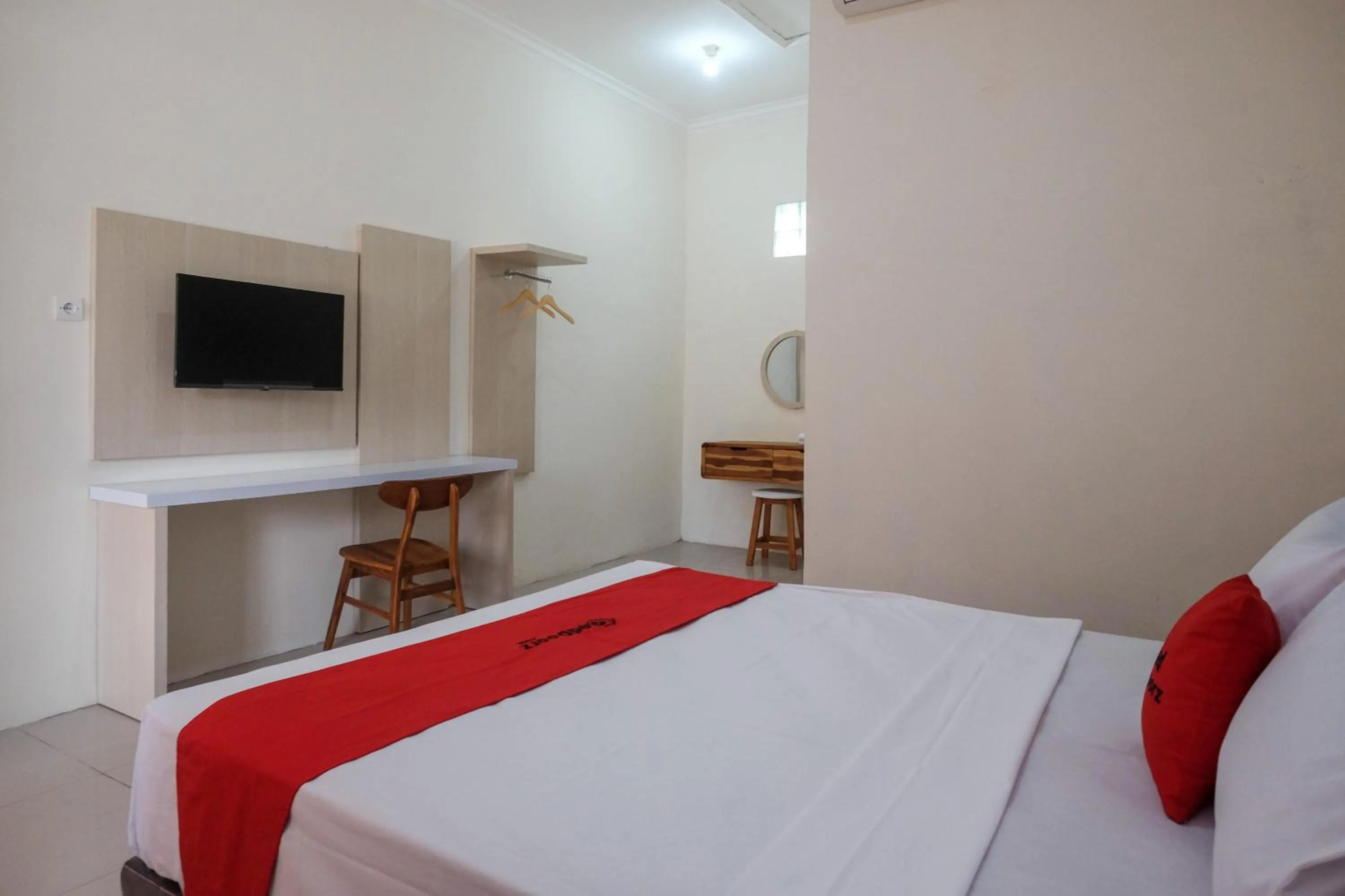 Bedroom, Bed in RedDoorz Plus Syariah at Hotel Indonesia Kajen