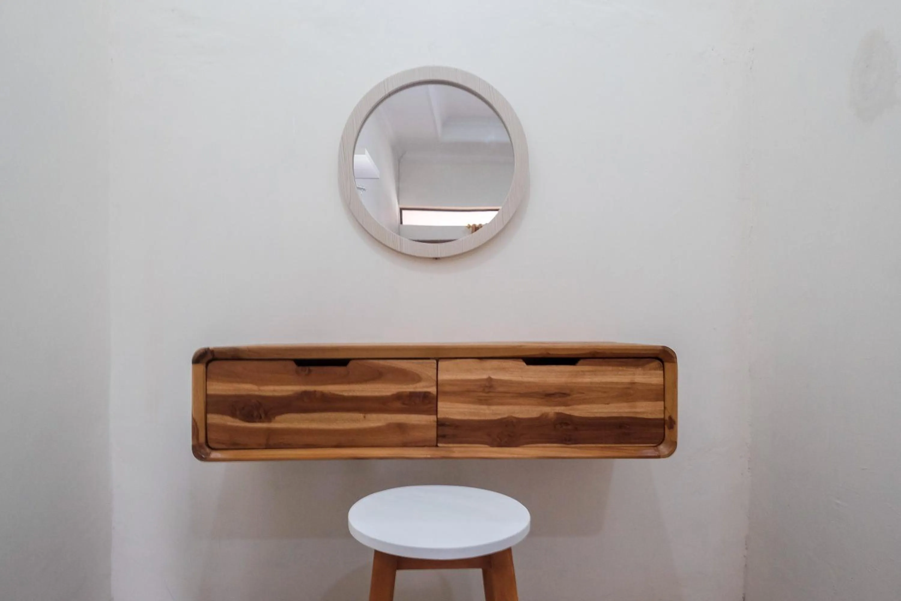 wardrobe in RedDoorz Plus Syariah at Hotel Indonesia Kajen