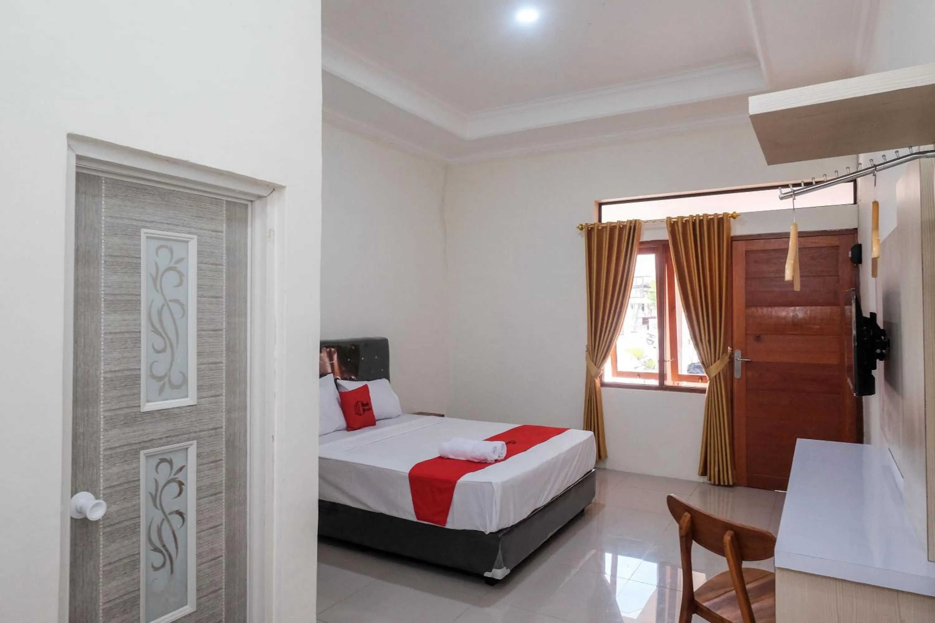 Bedroom, Bed in RedDoorz Plus Syariah at Hotel Indonesia Kajen