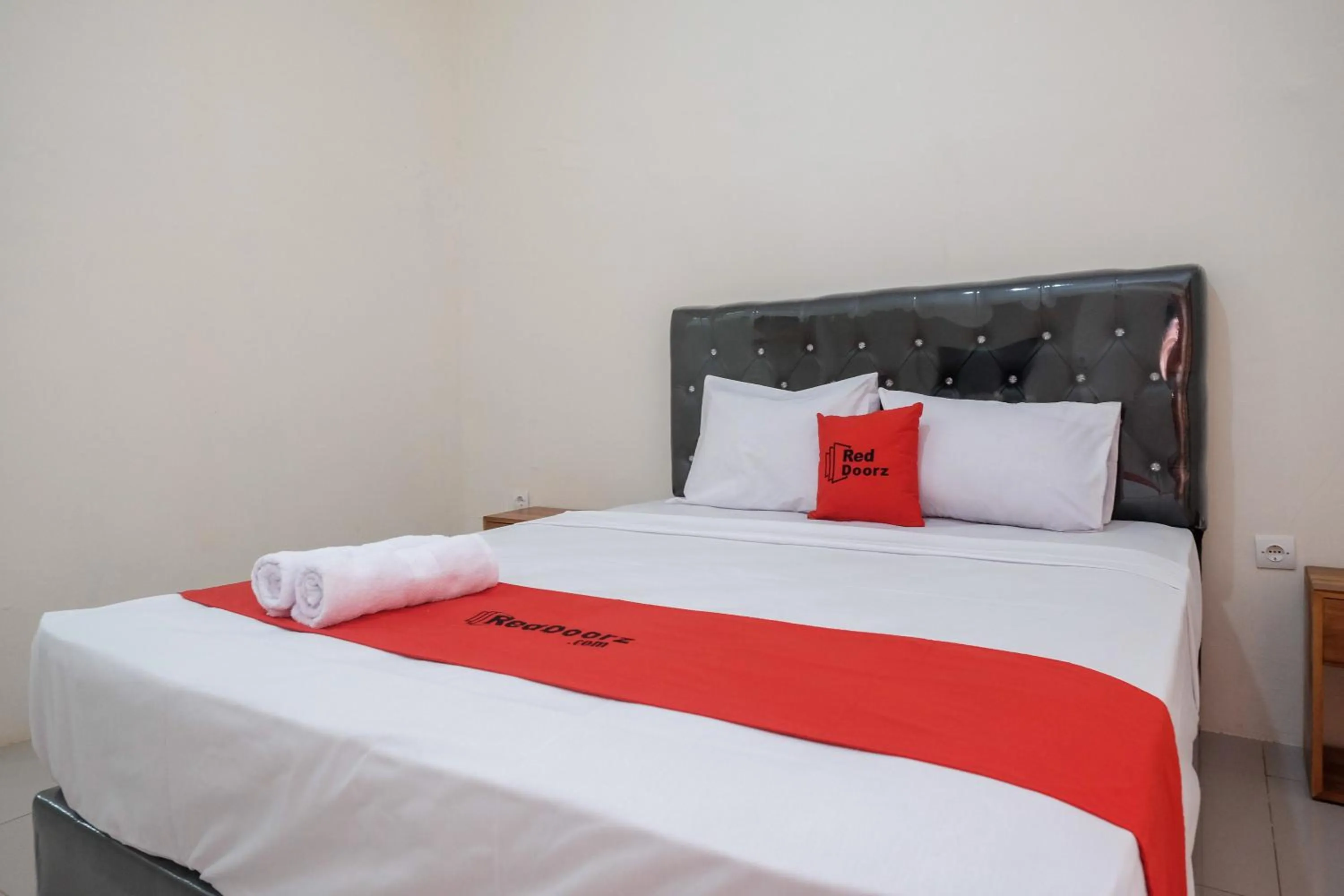 Bedroom, Bed in RedDoorz Plus Syariah at Hotel Indonesia Kajen