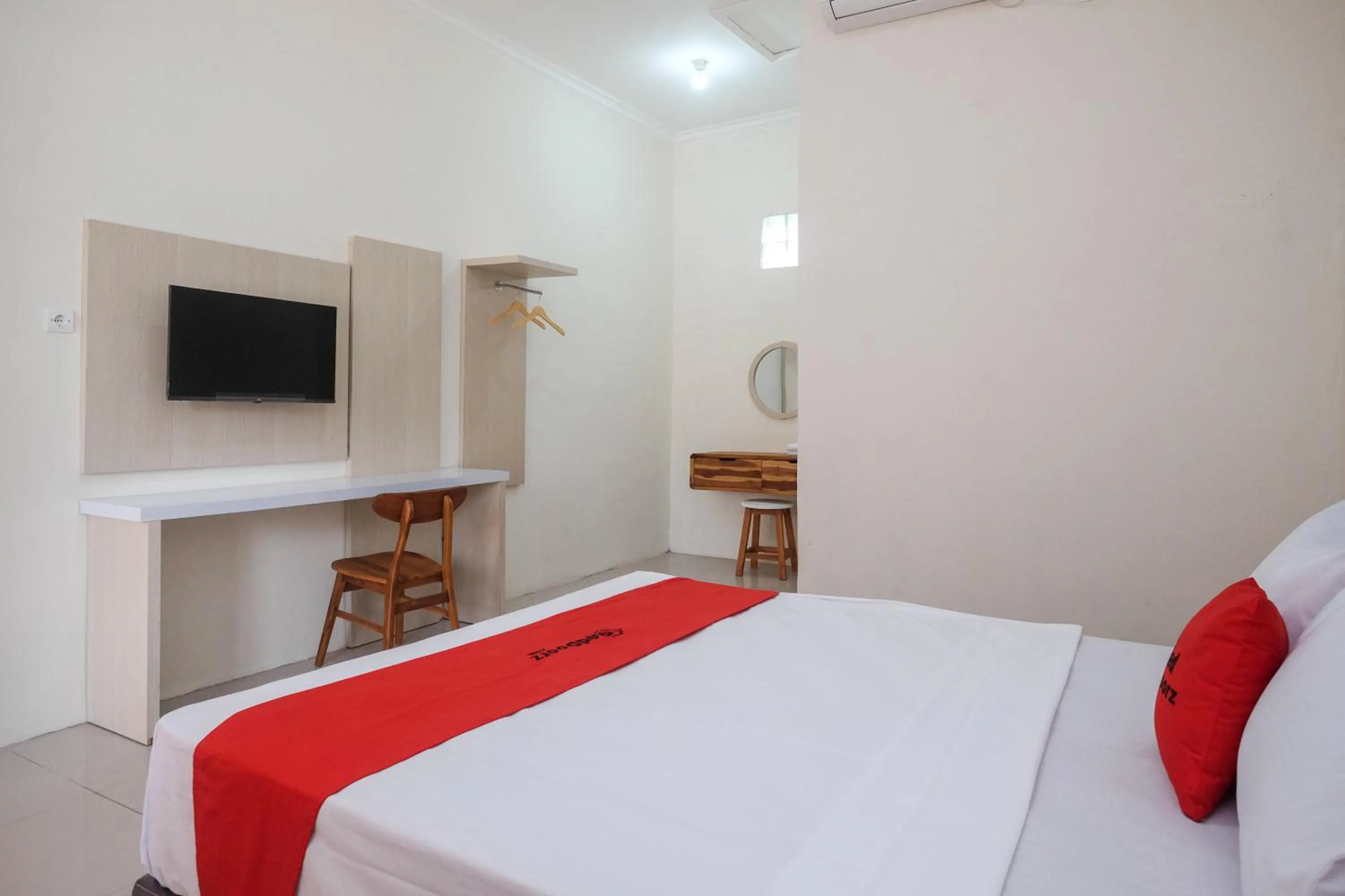 Bedroom, Bed in RedDoorz Plus Syariah at Hotel Indonesia Kajen