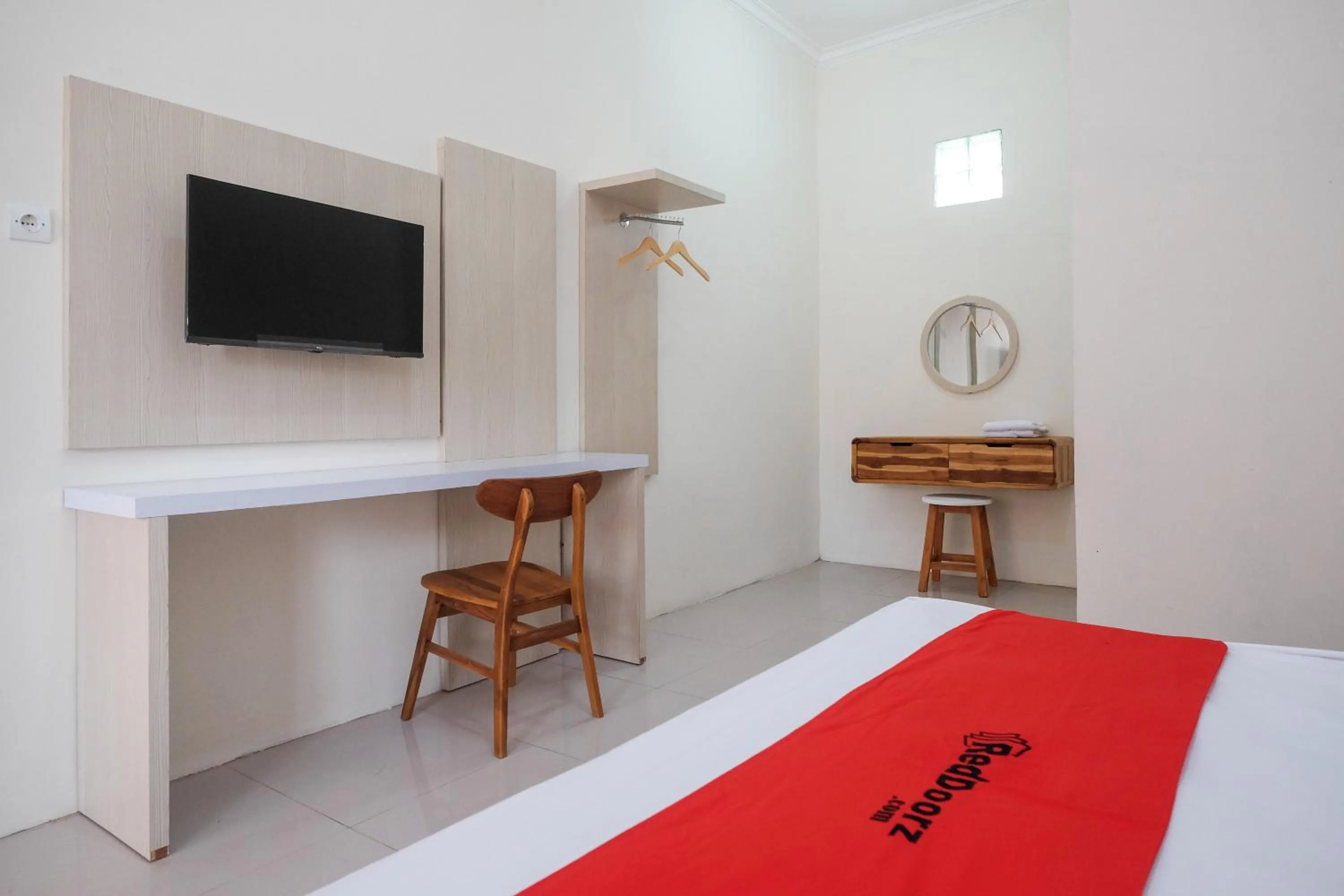 Bedroom, Bed in RedDoorz Plus Syariah at Hotel Indonesia Kajen