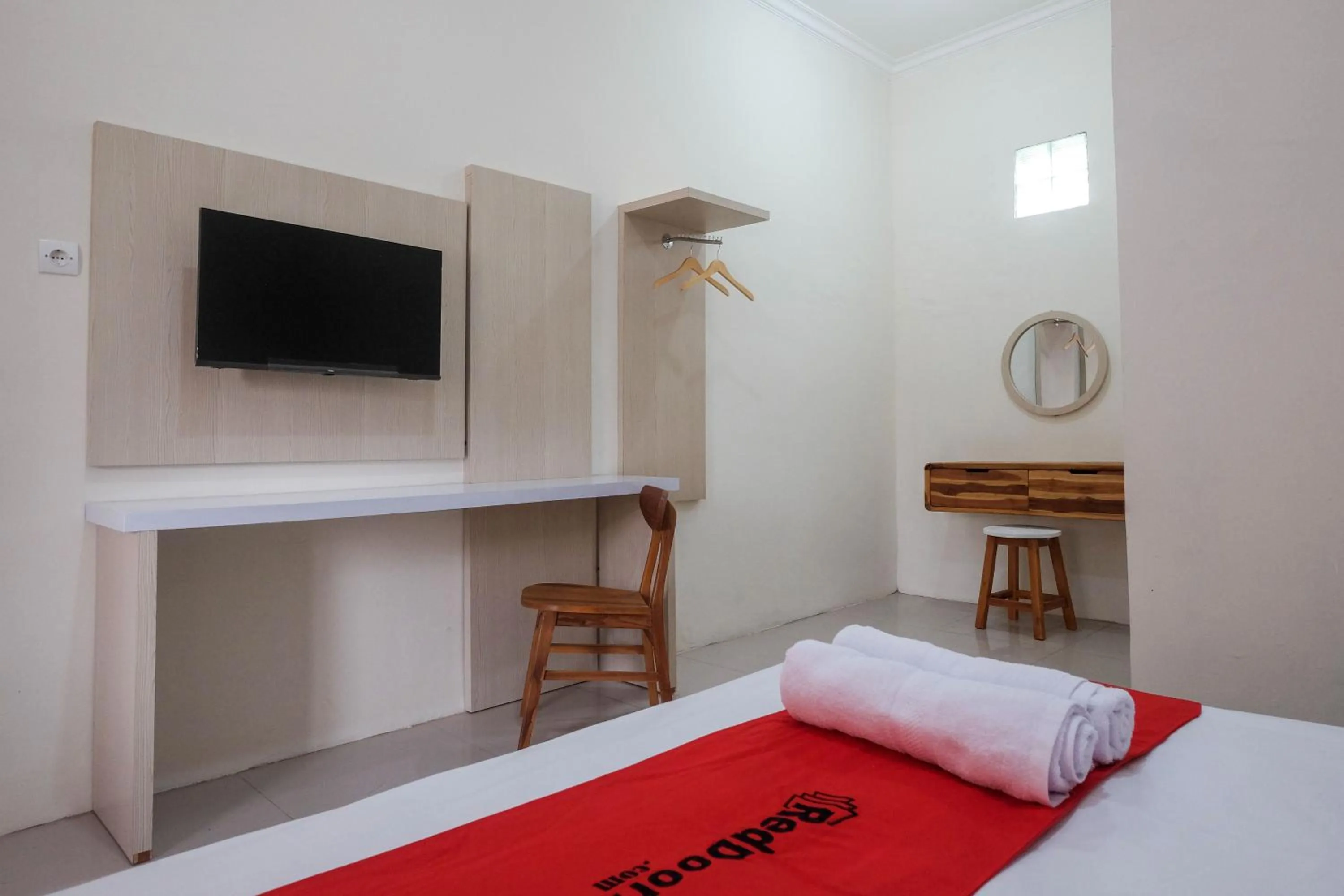 Bedroom, Bed in RedDoorz Plus Syariah at Hotel Indonesia Kajen