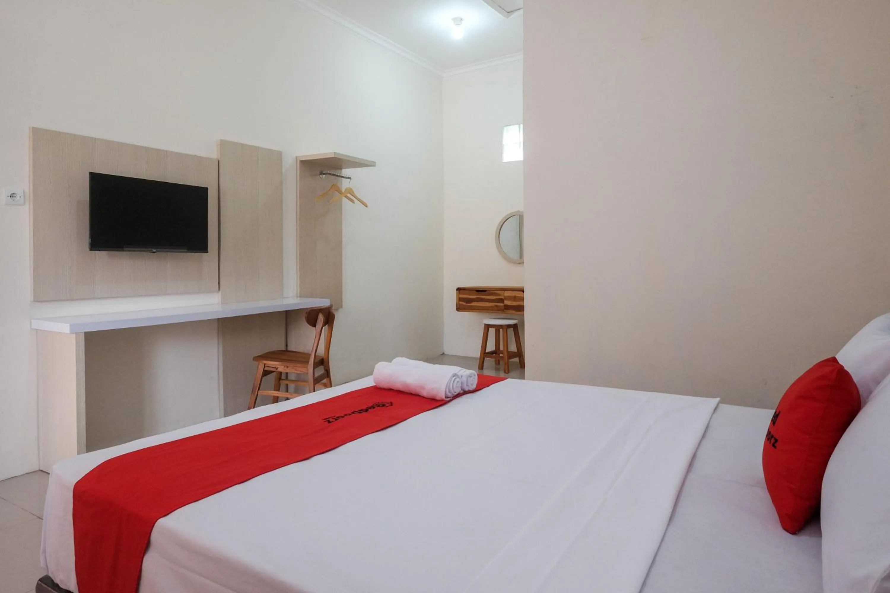 Bedroom, Bed in RedDoorz Plus Syariah at Hotel Indonesia Kajen