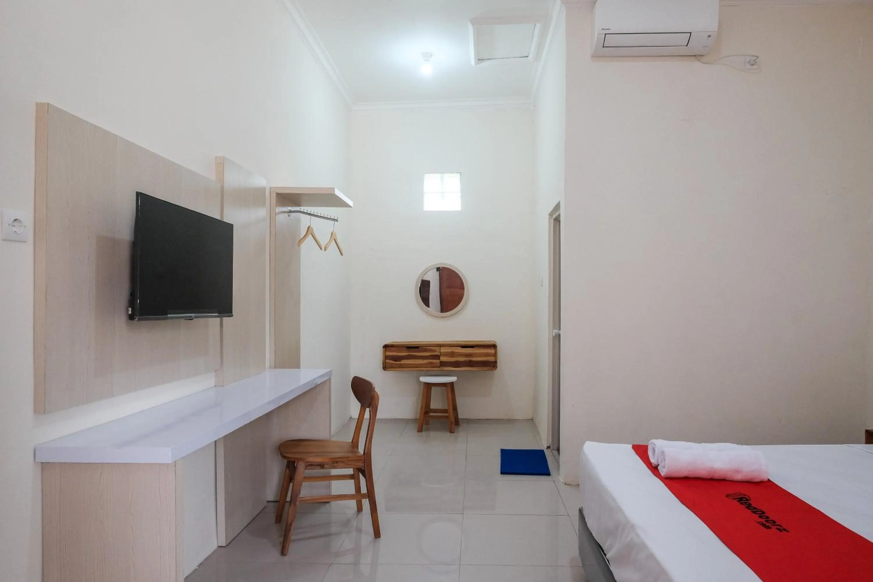 Bedroom, Bed in RedDoorz Plus Syariah at Hotel Indonesia Kajen