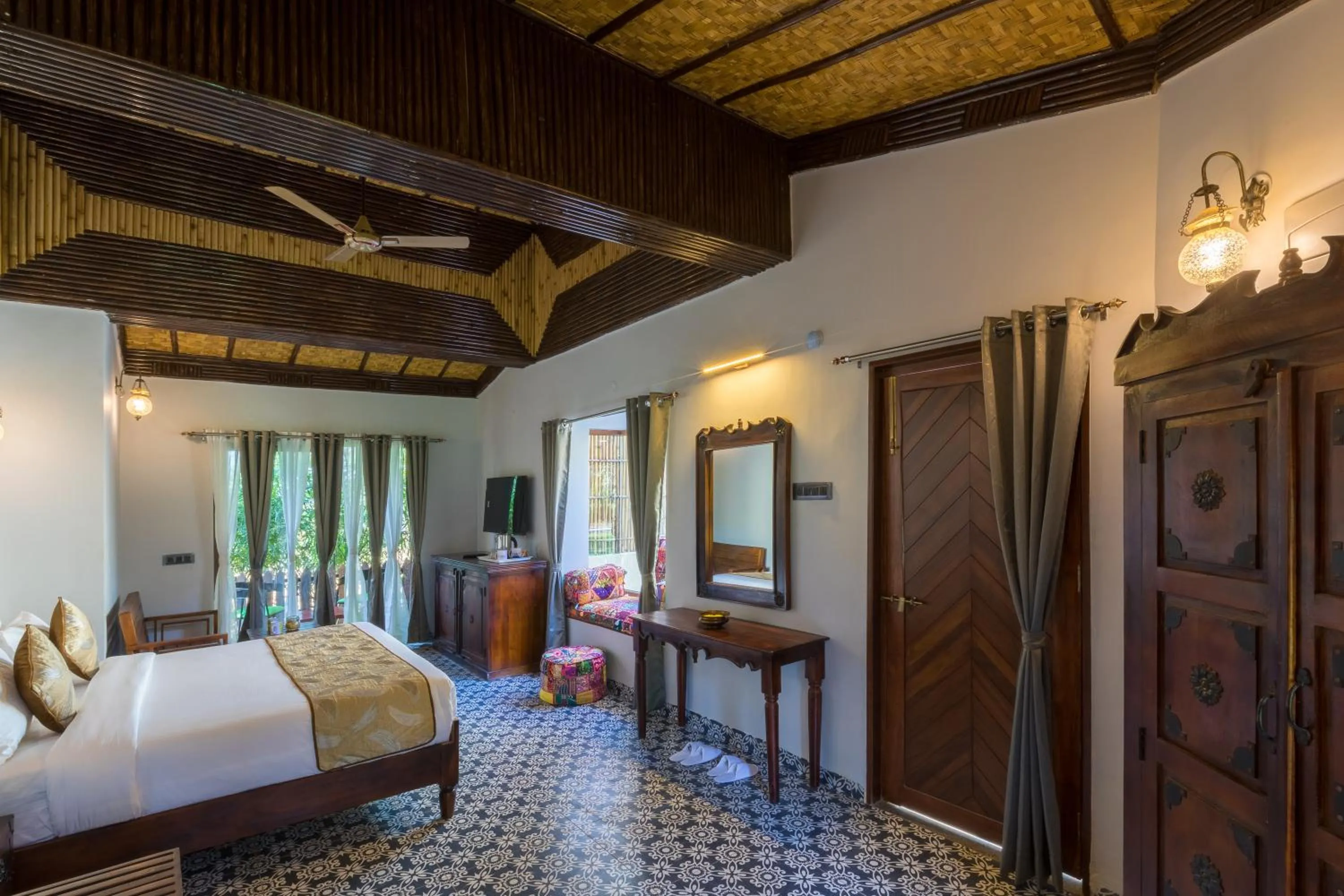 Photo of the whole room, Bed in Sterling Padam Pench