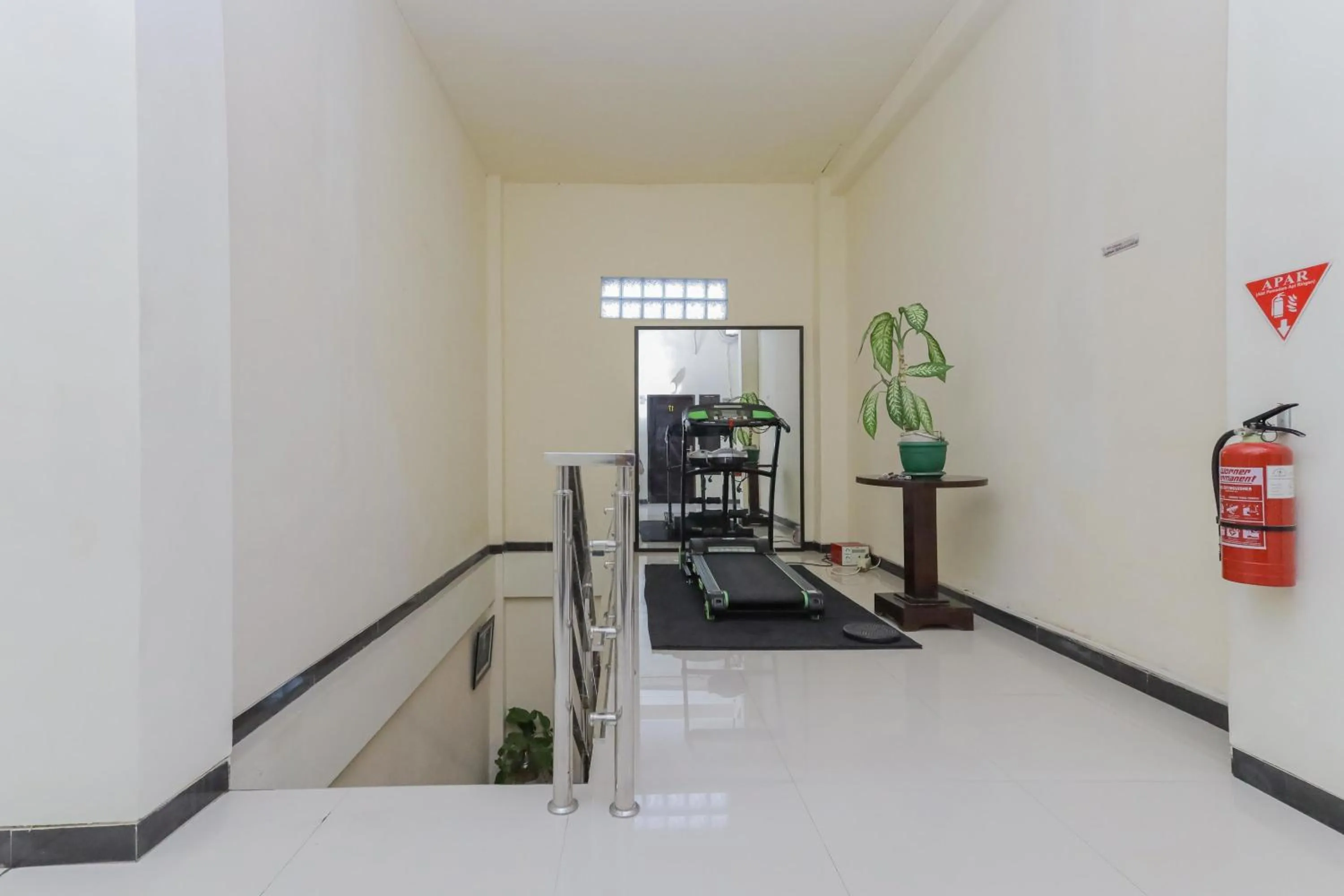 Fitness centre/facilities in RedDoorz Syariah near Universitas Jember