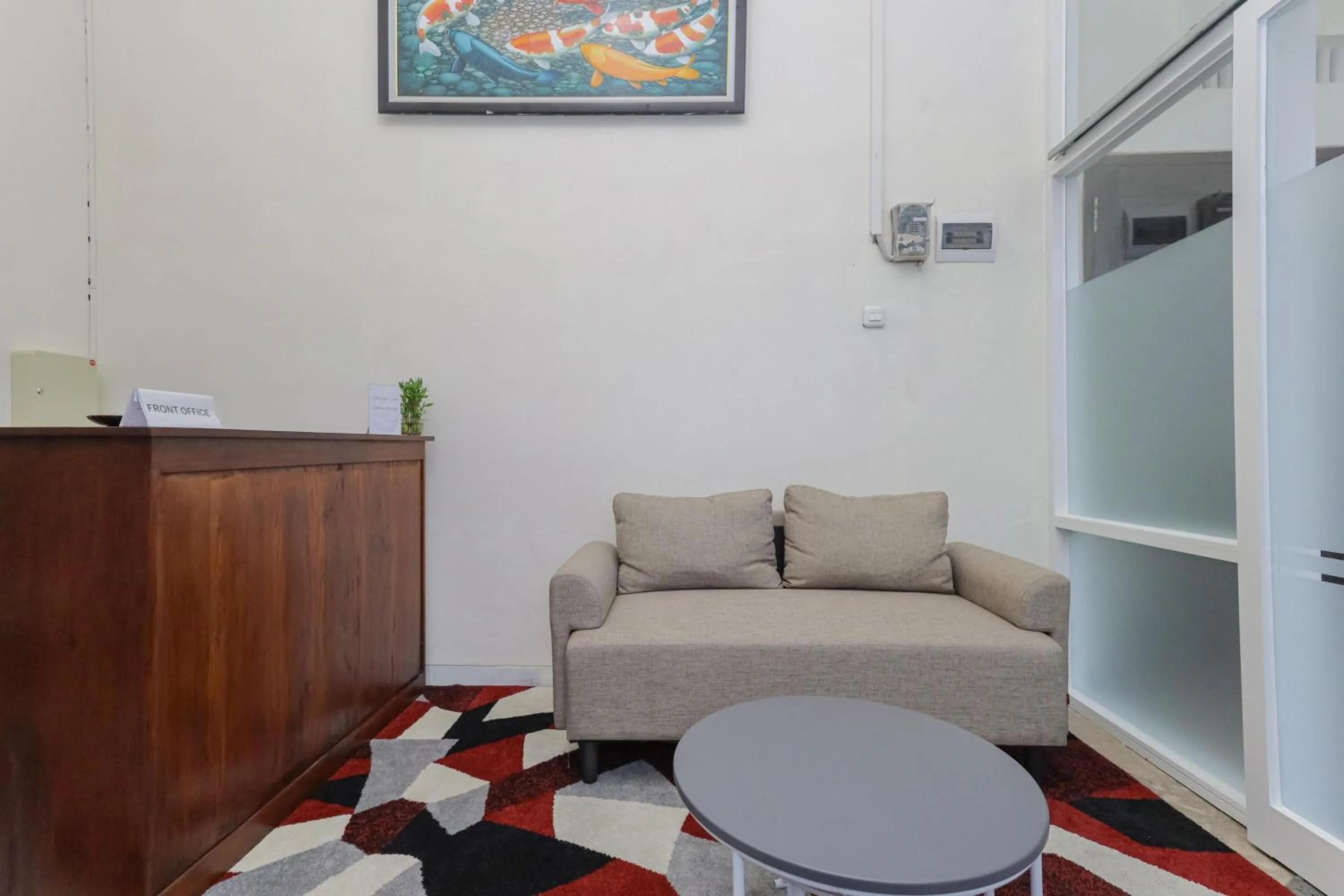 Lobby or reception in RedDoorz Syariah near Universitas Jember