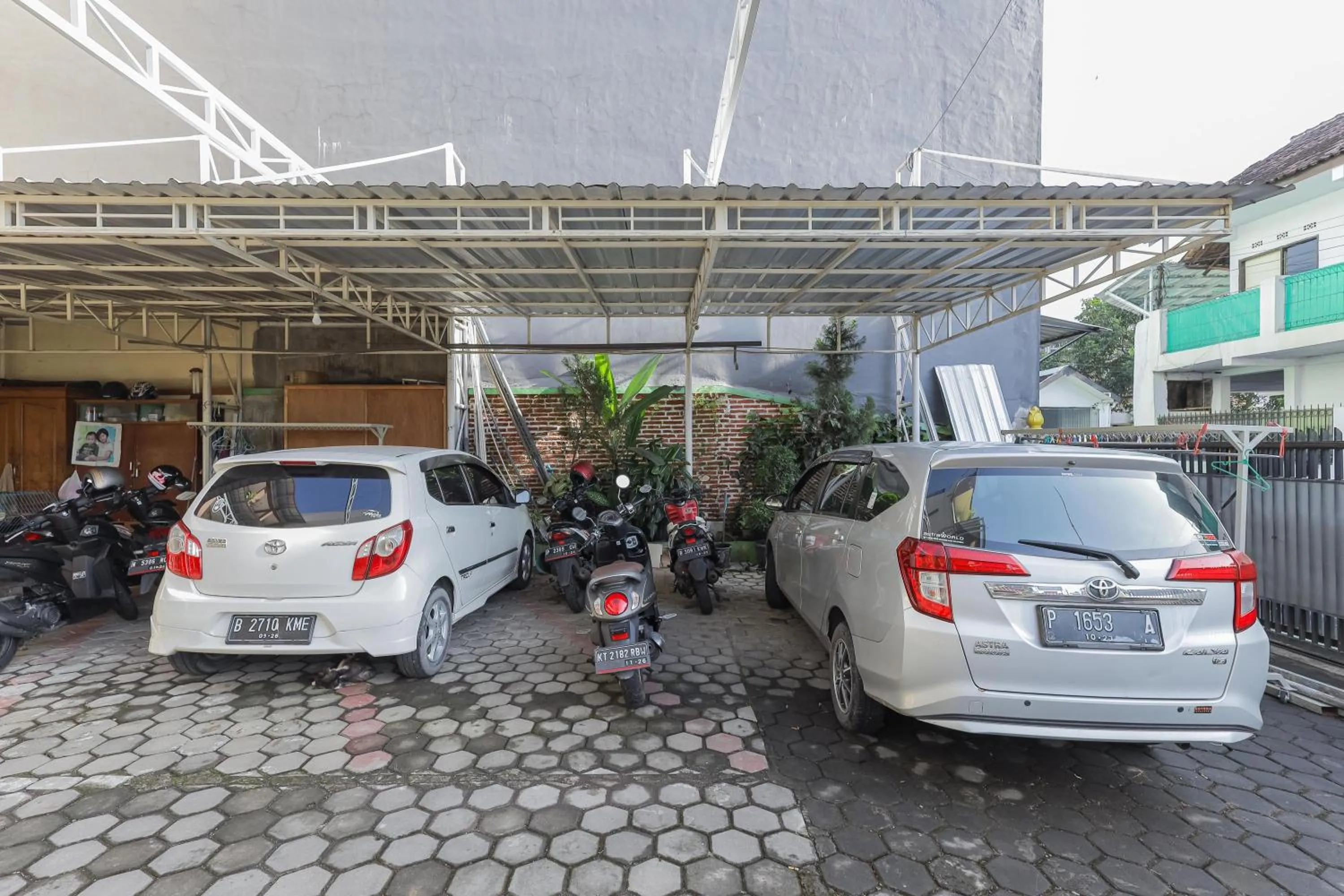 Parking in RedDoorz Syariah near Universitas Jember