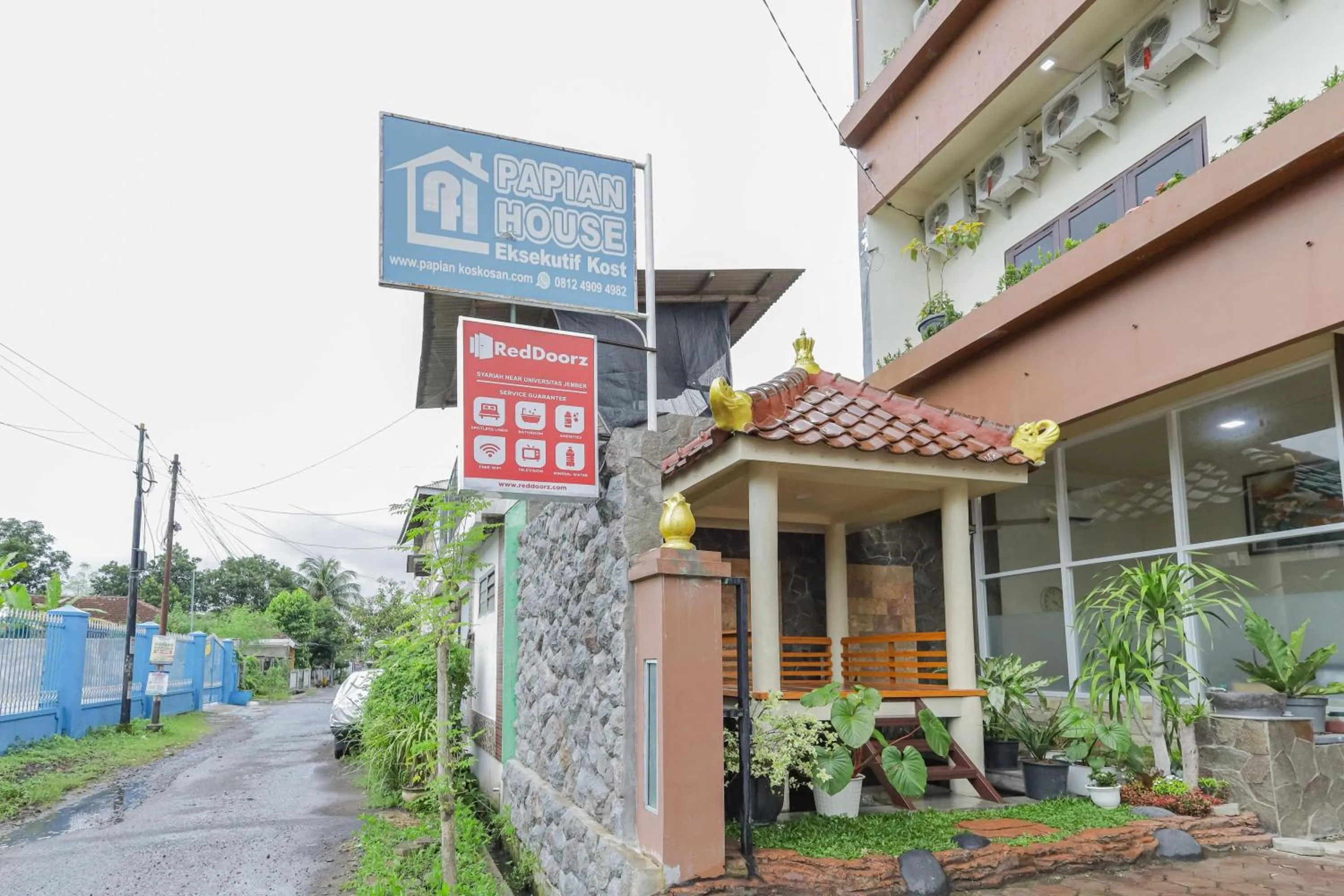Property logo or sign in RedDoorz Syariah near Universitas Jember