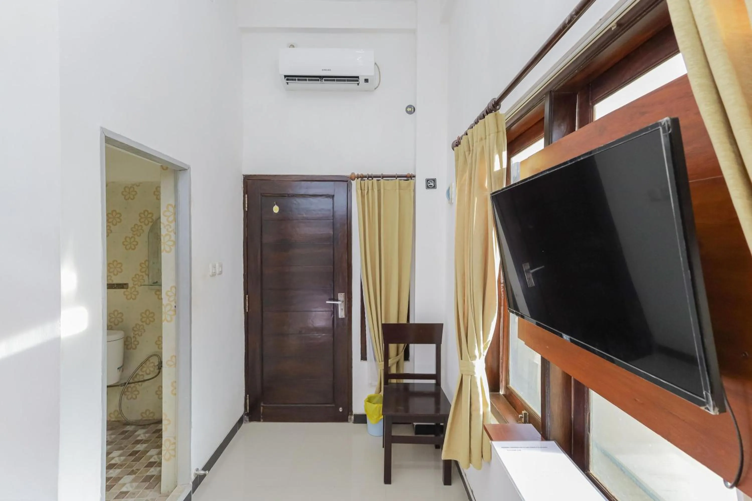 TV and multimedia in RedDoorz Syariah near Universitas Jember