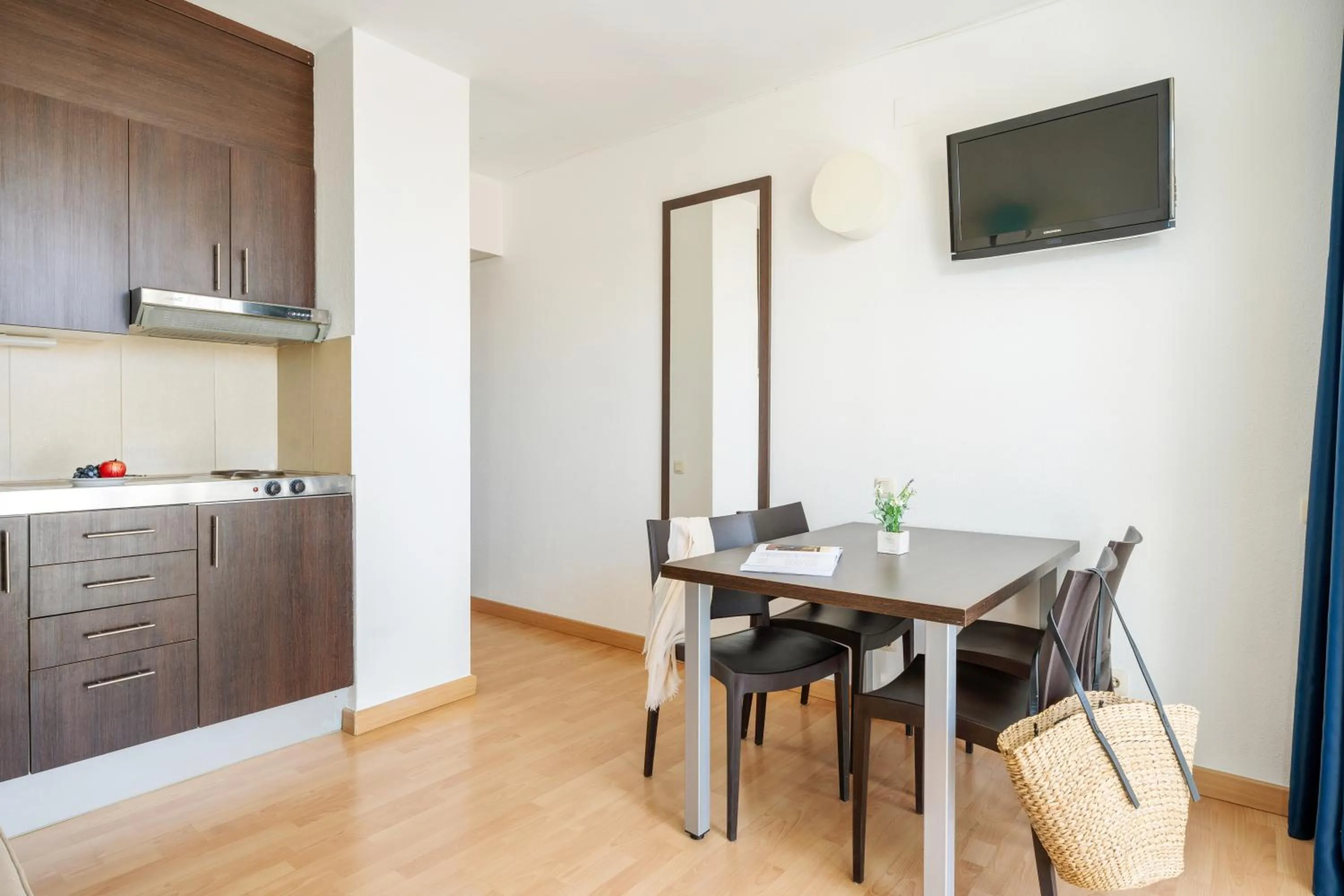 Kitchen or kitchenette in Aparthotel Ona Palamós