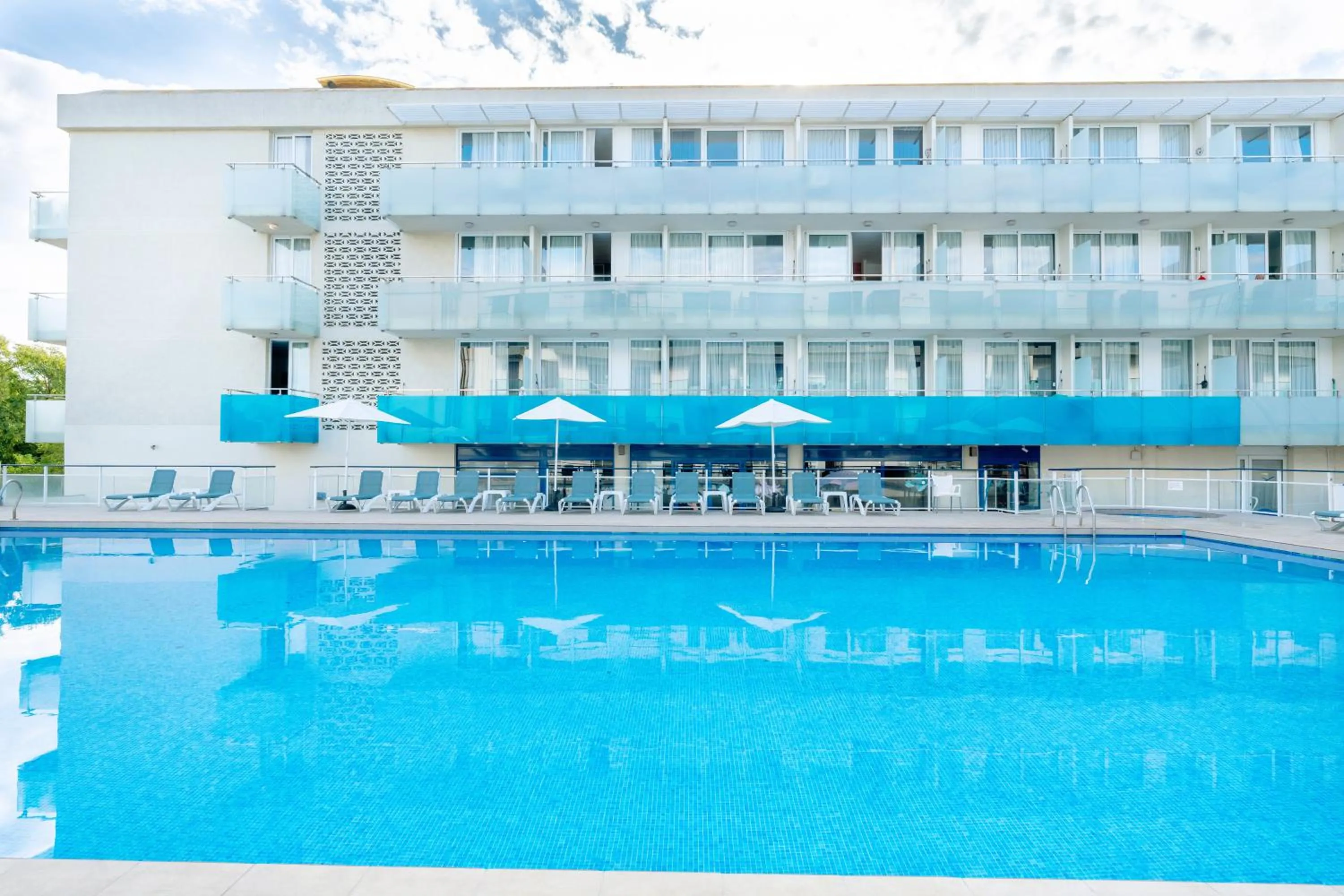 Swimming pool in Aparthotel Ona Palamós