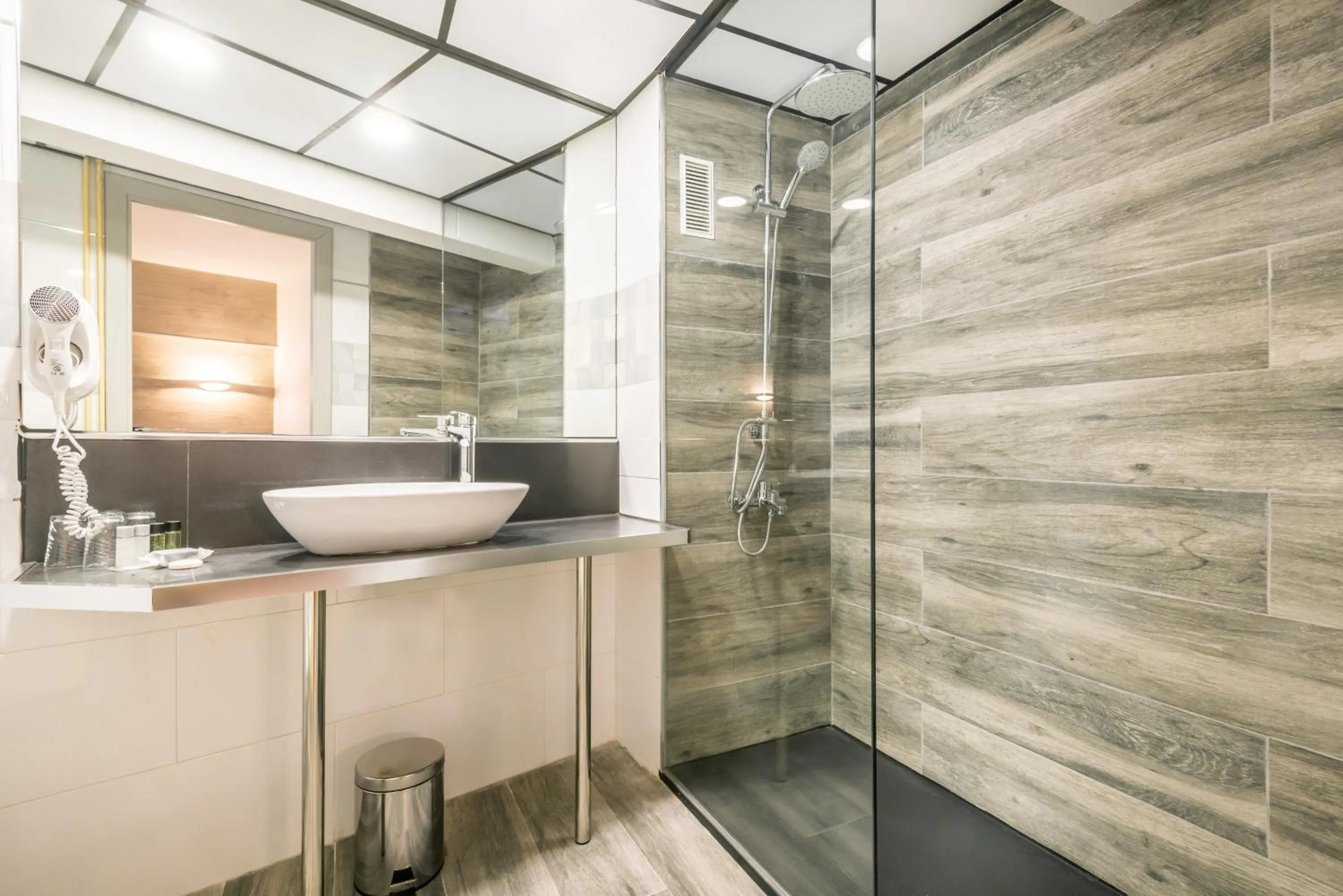 Shower in Hotel Sansi Park