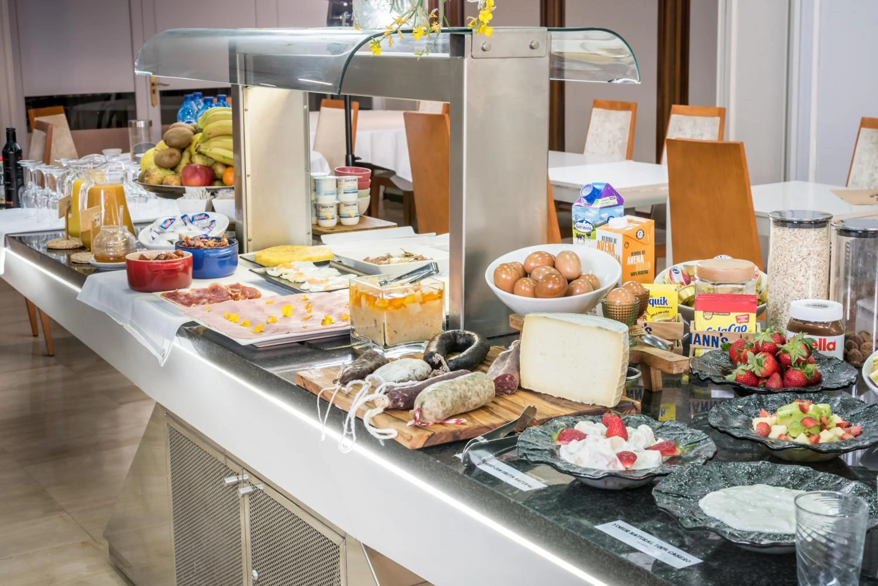 Buffet breakfast in Hotel Sansi Park