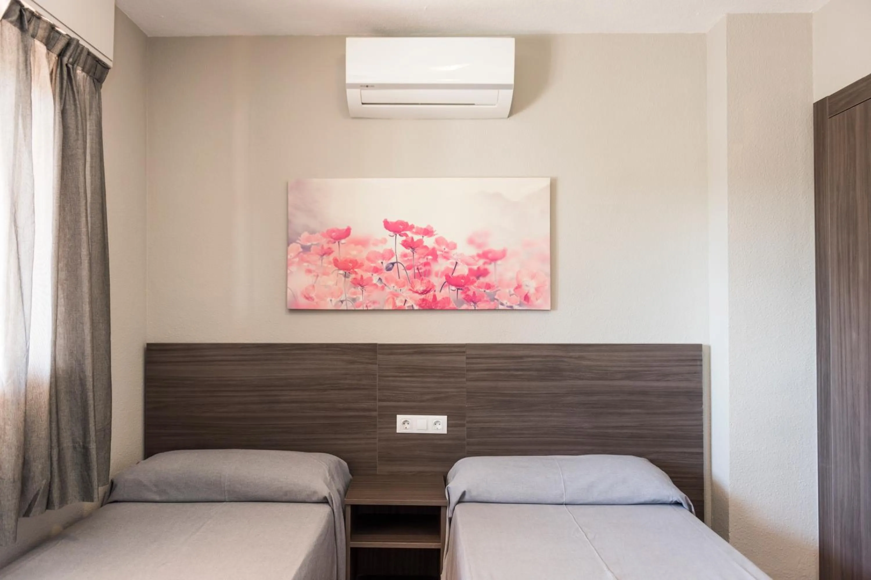 Bedroom, Bed in Apartamentos Michel Angelo Benidorm