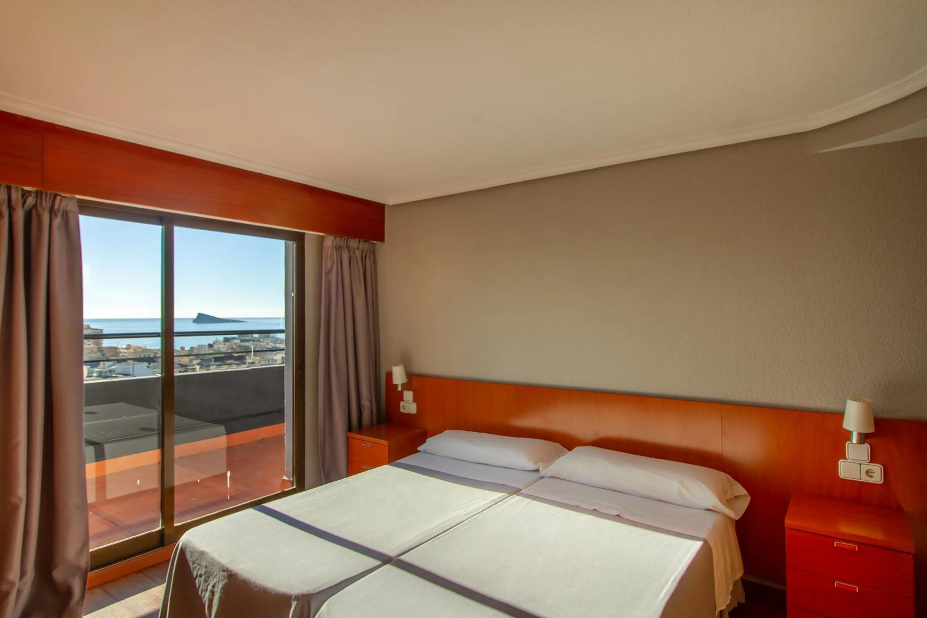 Bedroom, Bed in Apartamentos Michel Angelo Benidorm