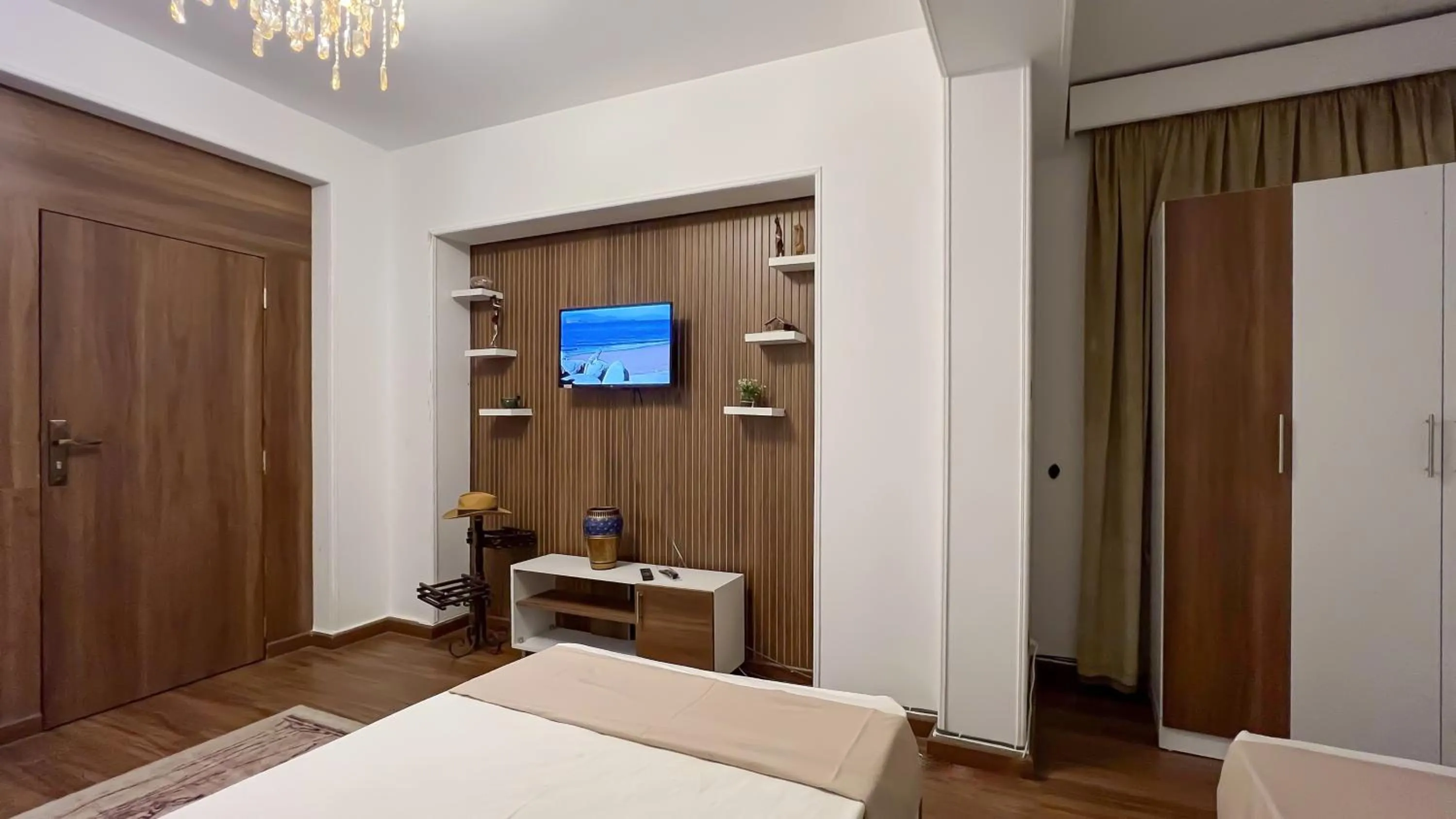 TV and multimedia, Bed in Osiris pyramids view inn