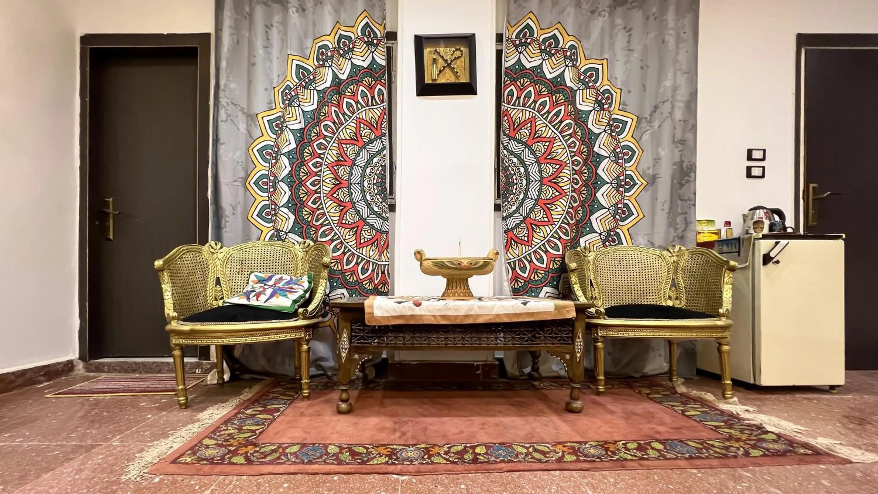 Seating area in Osiris pyramids view inn