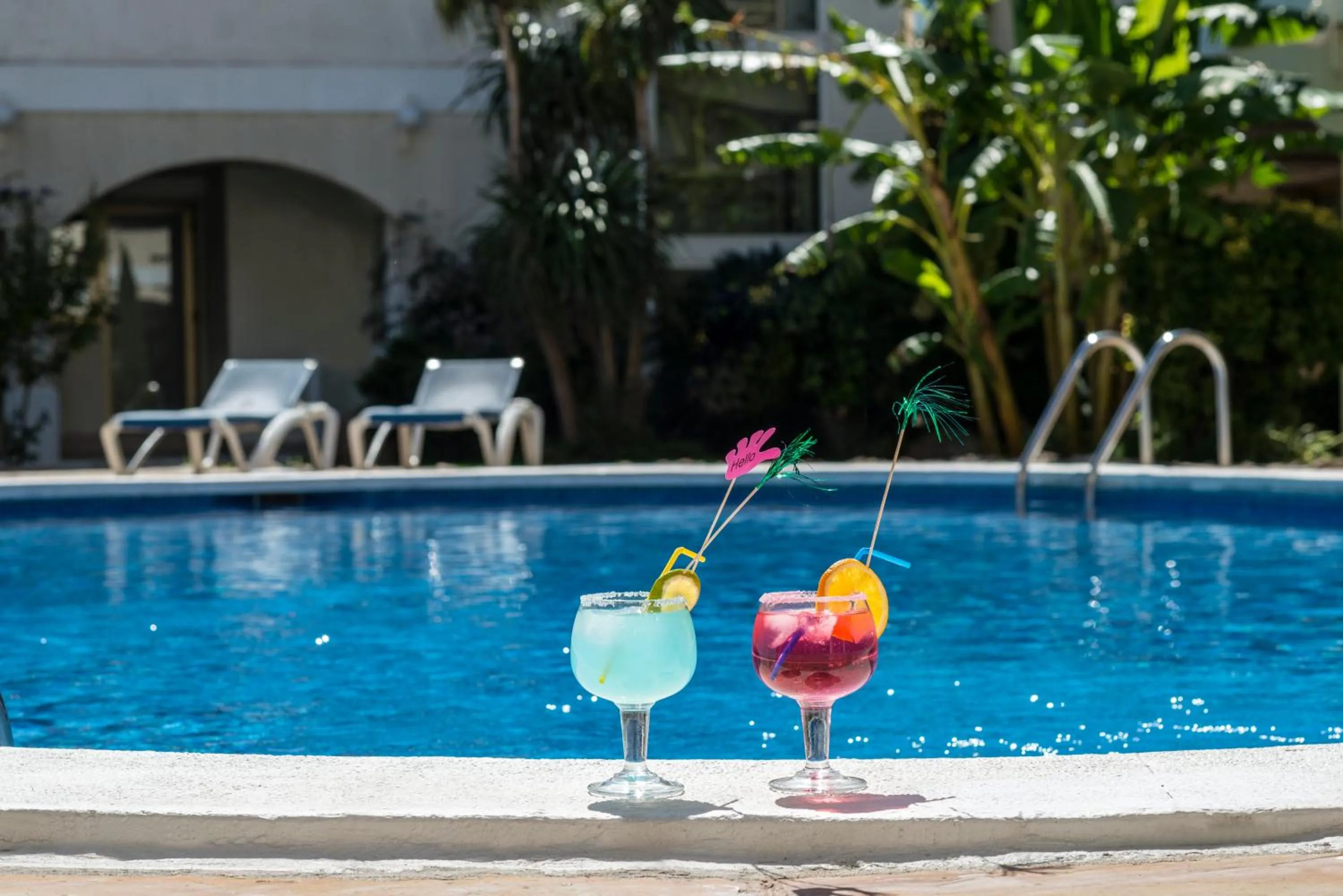 Swimming pool in 4R Meridià Mar