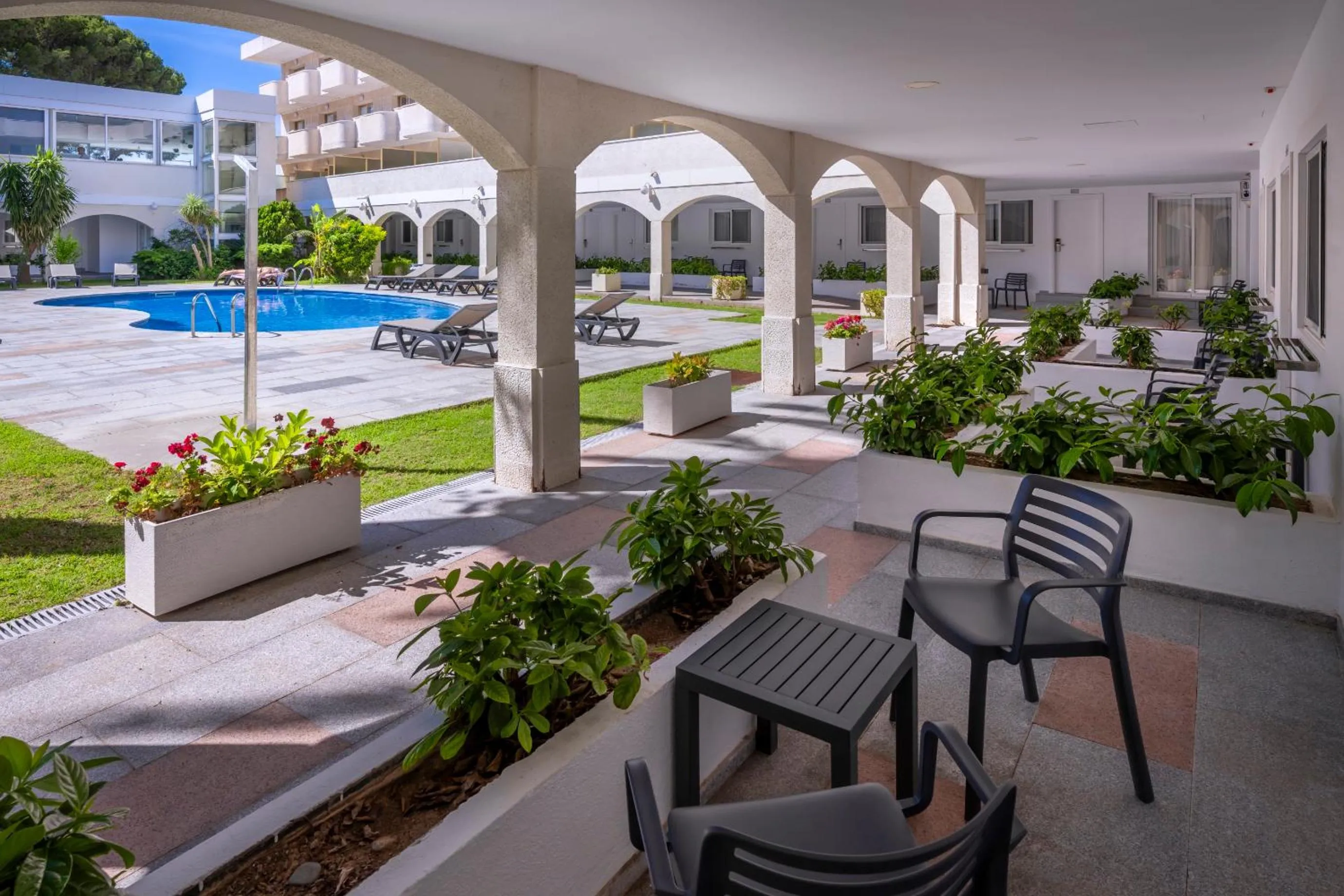 Swimming pool in 4R Meridià Mar