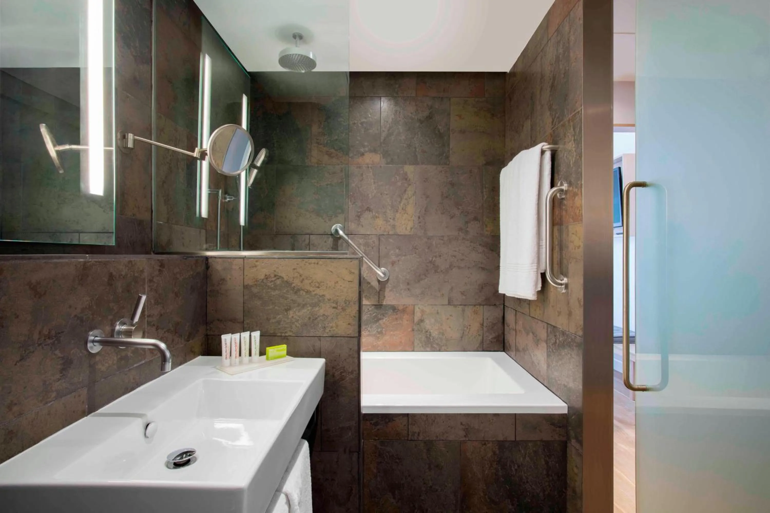 Bathroom in Le Meridien Barcelona