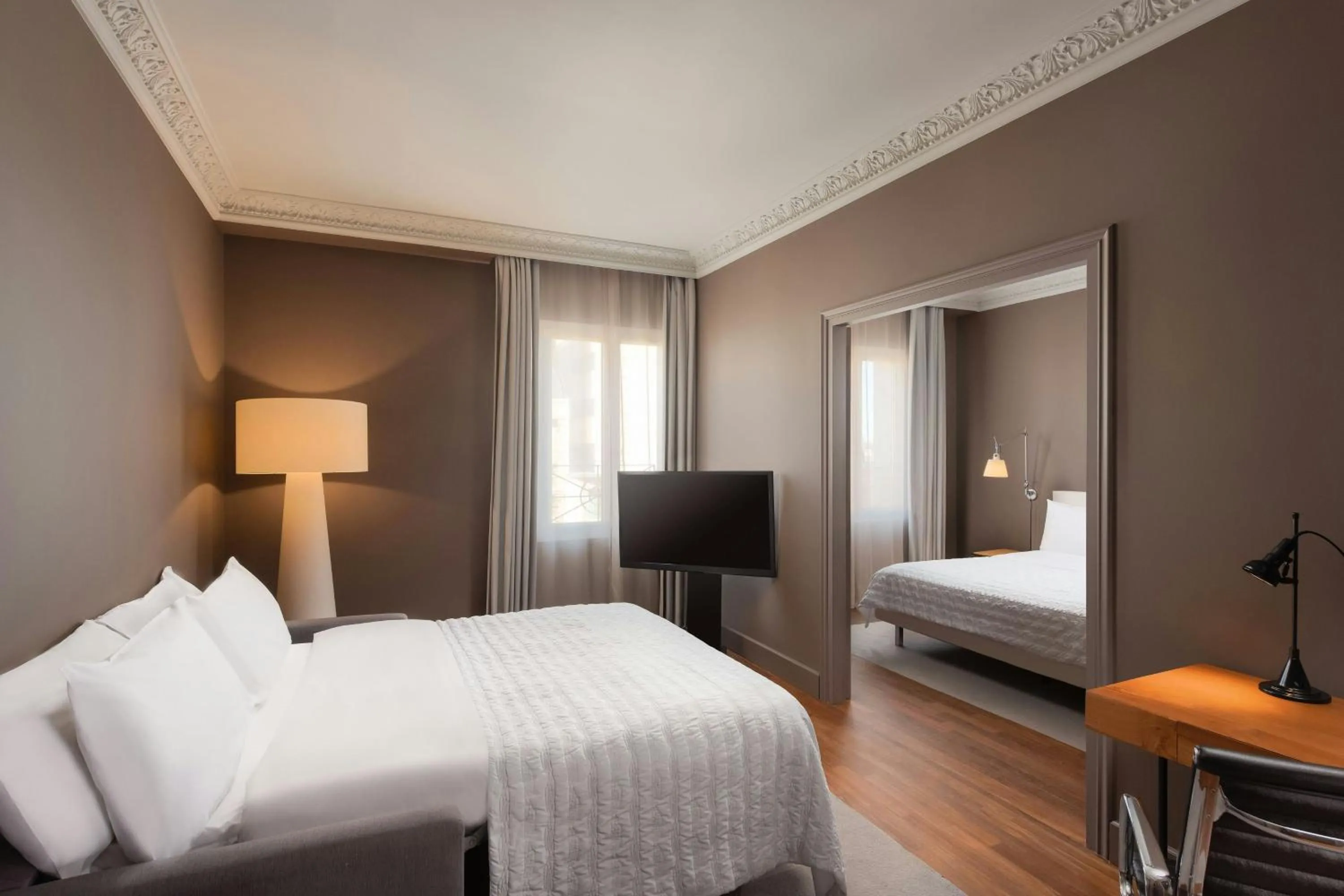 Photo of the whole room, Bed in Le Meridien Barcelona