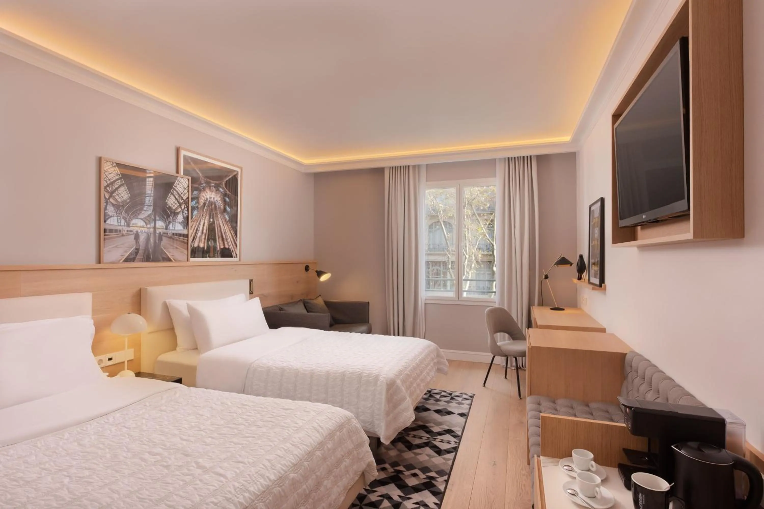 Photo of the whole room, Bed in Le Meridien Barcelona