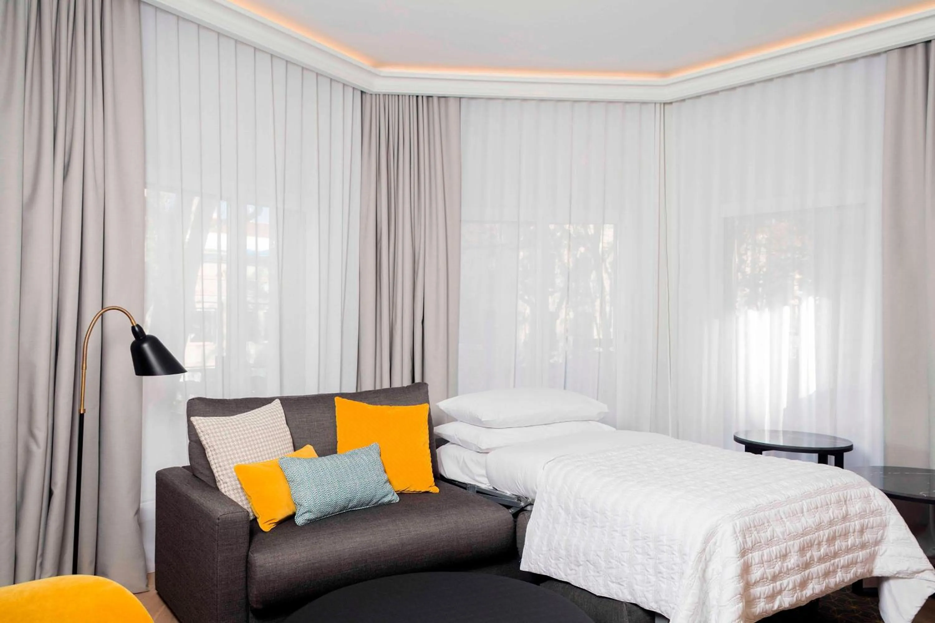 Photo of the whole room, Bed in Le Meridien Barcelona