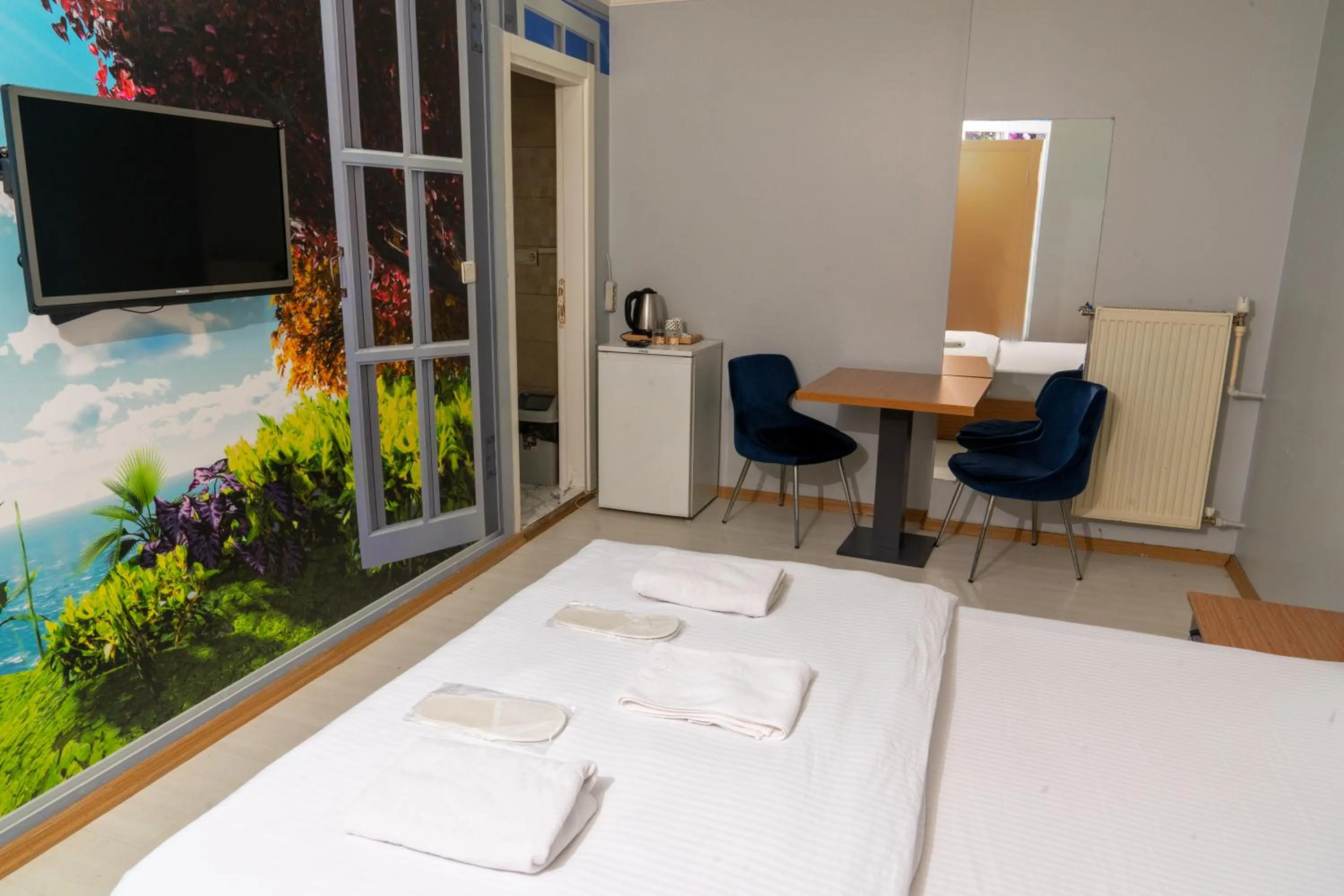 Kitchen or kitchenette, Bed in Heraldic Room Hotel