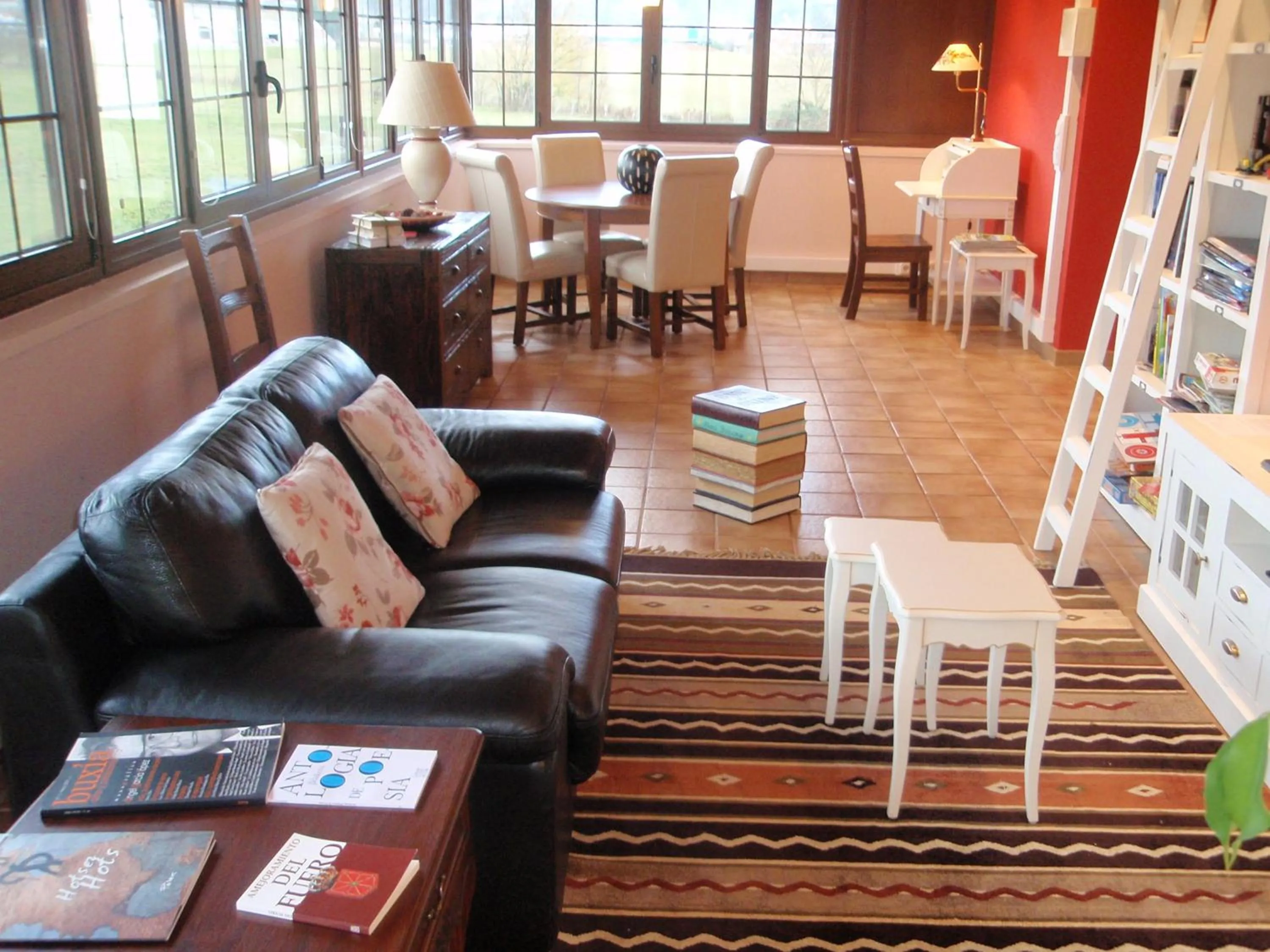 Communal lounge/ TV room in Hotel Ekai