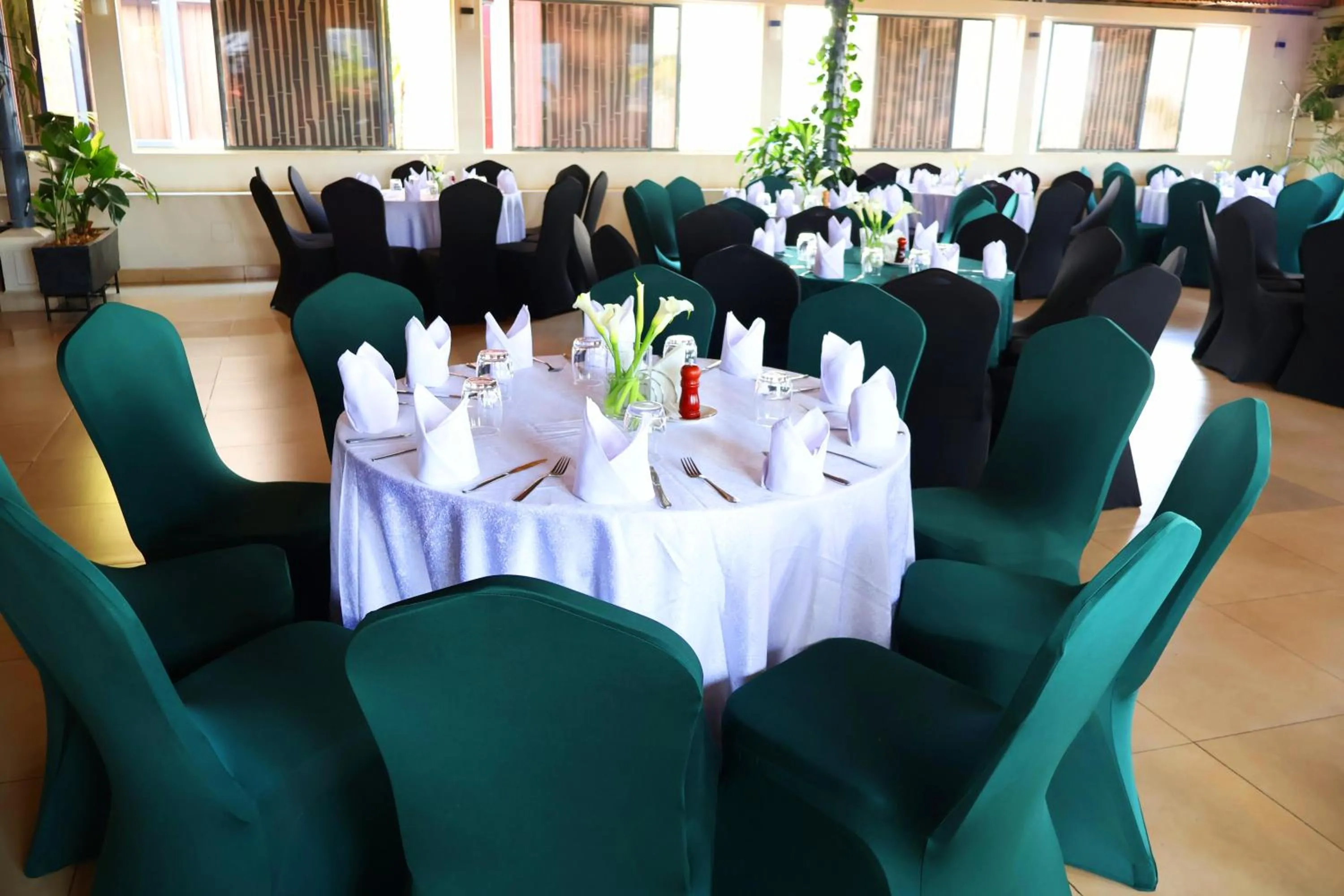 Restaurant/places to eat in Urban Park Suites Hotel