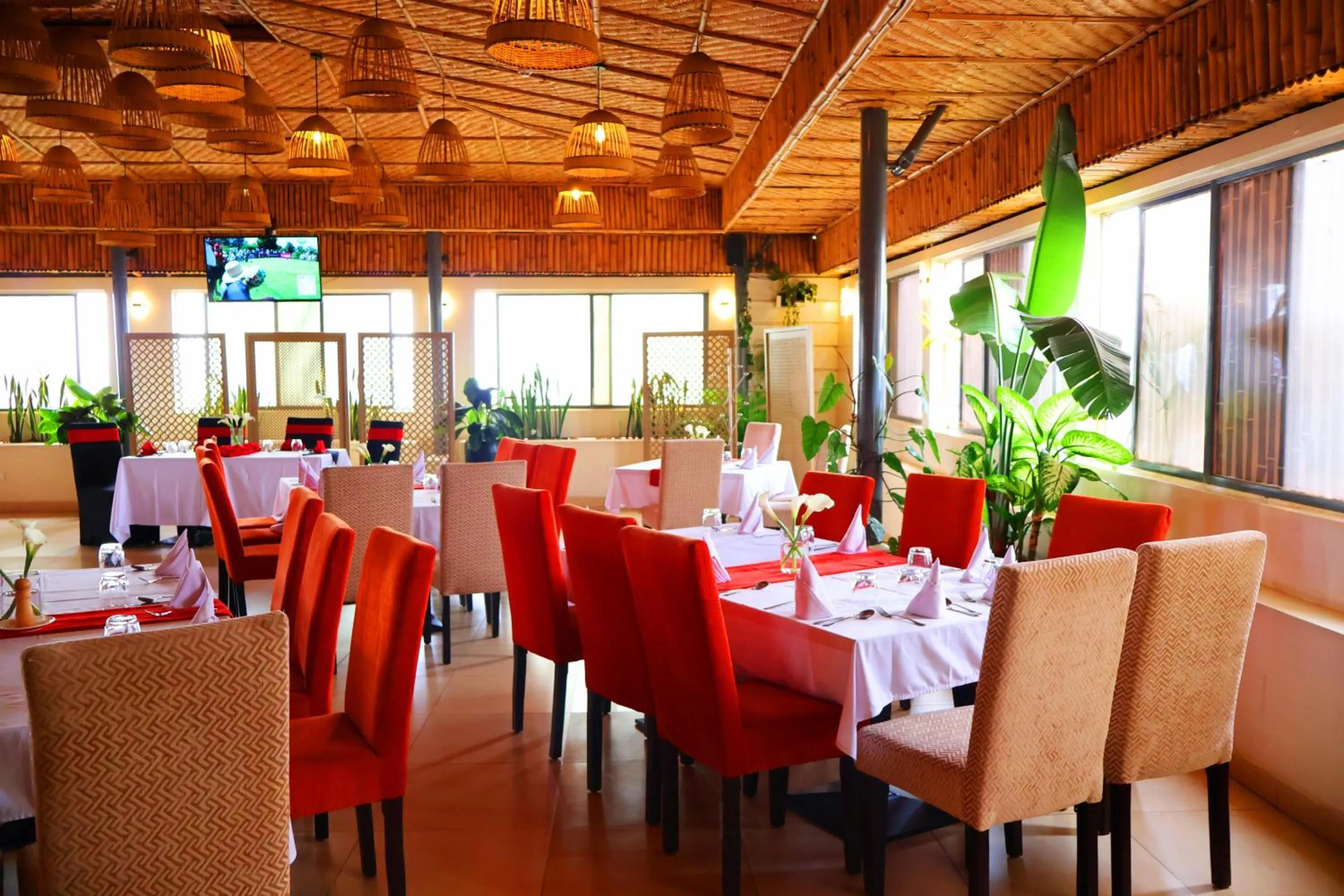 Restaurant/places to eat in Urban Park Suites Hotel