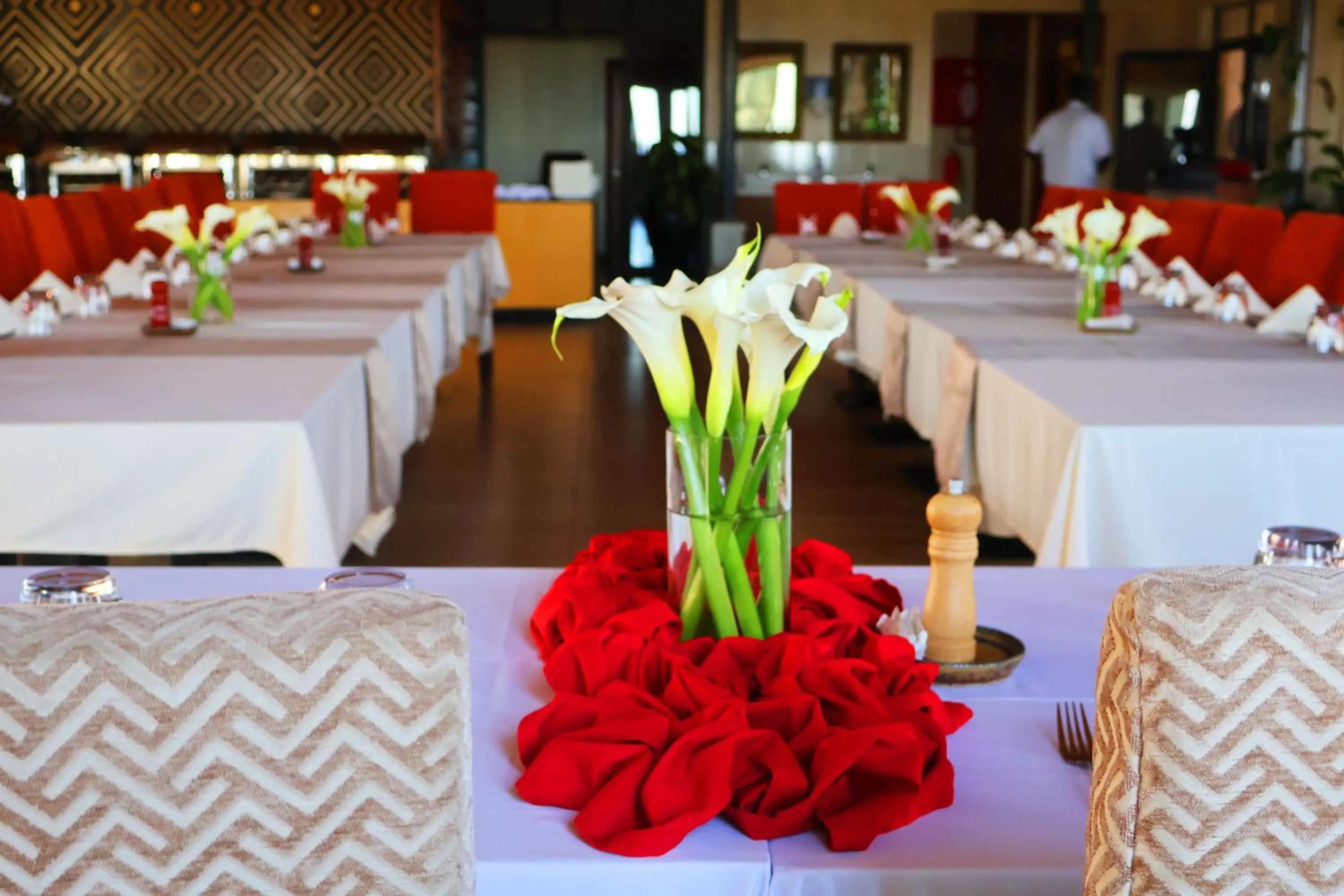 Restaurant/places to eat in Urban Park Suites Hotel