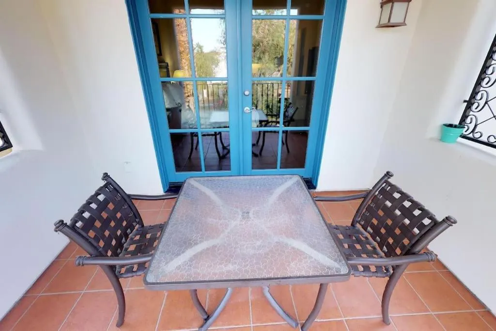 LV003 Upstairs LV Studio with a Fountain View