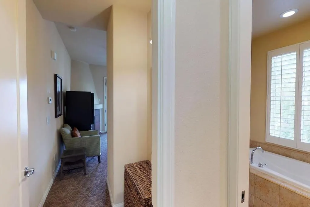 LV003 Upstairs LV Studio with a Fountain View